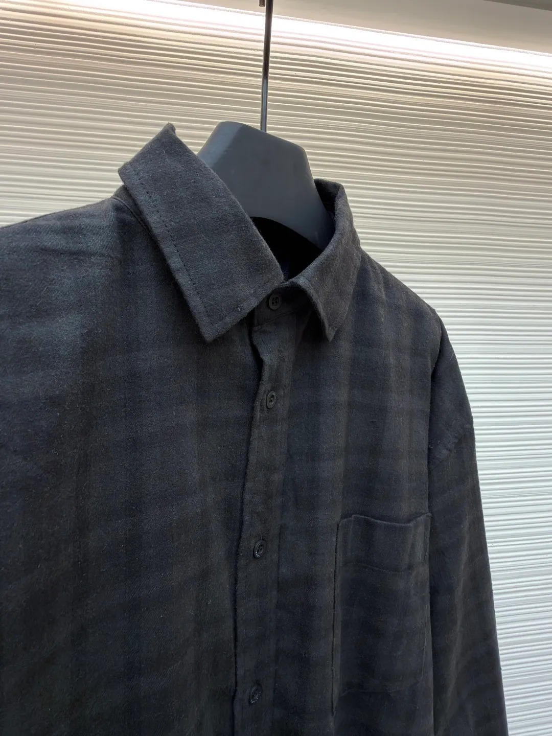 Balenciaga night scene two-piece lapel shirt ●Original version: Purchased and developed for 12800 ●Item number: 1681293-C00 ●Fabric: Retro jersey fabric ●Technology: Washed printing production ●Color: black ●Version: fitted version ●Weight: about 580 grams ●Size: XS-S-M-L ●Description: Featuring an innovative "two-piece" construction that combines a cotton poplin lapel shirt with a vintage jersey short-sleeve. The outer fabric is made of blended materials through a combination of three technologies: yarn configuration, weaving structure and finishing. The fabric is made of combed long-staple cotton and is woven with poplin tissue through high-count and high-density yarns to create a delicate luster and smooth touch. Jacquard plaid is programmed to control warp and weft yarns through an electronic jacquard machine, and interweaves yarns of different colors in heavy flat, twill or square weaves. Special finishing treatment enhances the fabric's wrinkle resistance, drape feel and dimensional stability. It is characterized by a tight structure and smooth surface, giving the piece a neat and skeletal feel. The yarn is combed to remove short fibers to ensure that the woven cloth is smooth and even. The plain weave structure makes the front and back of the fabric have the same texture, and has good breathability, ductility and softness. The finishing softening treatment gives the fabric a super soft touch and reduces shrinkage. Some products are also subjected to anti-pilling processing to improve durability. It adopts 13 highly complex screen printing of environmentally friendly oily dark floral paste. 13 screens mean the pattern is rich in color and has an extremely fine level of detail. The environmentally friendly oil-based dark flower paste used is a high-grade printing material. While ensuring that the pattern is clear and sharp and washable, it can present a vague matte texture, is smooth and non-sticky to the touch, and blends with the fabric itself. After the garments of the shirt are processed through a special process of professional washing, the entire garment is polished and softened, causing the fabric fibers to fade and wear naturally, and slight traces of wear to the bones. A silicone softener is added to the back section to give the fabric a soft touch. After drying and shaping, it forms a mild vintage tone and soft texture, ultimately presenting a vintage texture after natural wear while maintaining a stable garment shape. The overall wiring is straight and delicate, the fabric is comfortable and soft, and the color is consistent without color difference. It can be matched with the same style to create a fashionable look and control various occasions. Customized accessories, complete with three standards, same style for men and women!