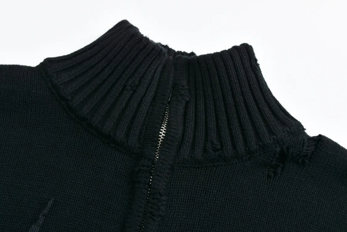 🅿️490 (1:1 original order quality) BLCG 24FW flame totem zipper sweater. Originally purchased for 21,500, limited edition quantity. Using 100% pure cotton yarn from the original channel, the wool is custom-woven and dyed according to the texture and luster of the fabric. The weaving method is dense and dense, restoring the vertical grain texture, and distinguishing it from the wrong plain-weave smooth version on the market, which is costly. The special glue printing process is used, which is characterized by using high-performance glue for printing, which creates a fractured and broken visual effect on the printed pattern. The special printing process is used to simulate the cracking effect. After the finished garment is washed and frayed, the process is very cumbersome. The custom-made No. 5 distressed zipper head is decorated with BB lettering. The style is original and the same style for men and women. size: S-L