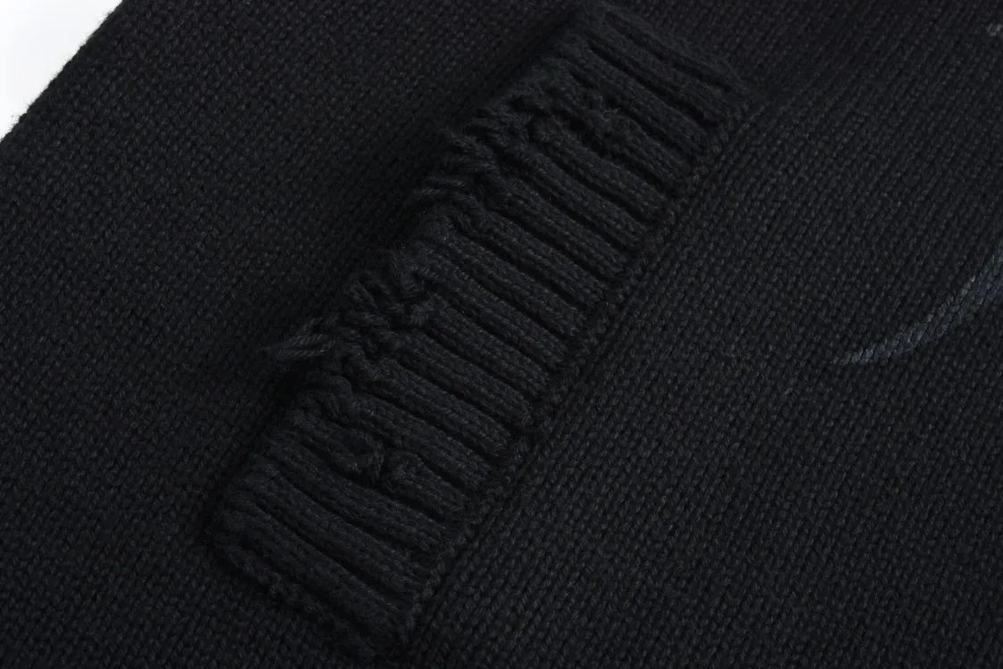 🅿️490 (1:1 original order quality) BLCG 24FW flame totem zipper sweater. Originally purchased for 21,500, limited edition quantity. Using 100% pure cotton yarn from the original channel, the wool is custom-woven and dyed according to the texture and luster of the fabric. The weaving method is dense and dense, restoring the vertical grain texture, and distinguishing it from the wrong plain-weave smooth version on the market, which is costly. The special glue printing process is used, which is characterized by using high-performance glue for printing, which creates a fractured and broken visual effect on the printed pattern. The special printing process is used to simulate the cracking effect. After the finished garment is washed and frayed, the process is very cumbersome. The custom-made No. 5 distressed zipper head is decorated with BB lettering. The style is original and the same style for men and women. size: S-L