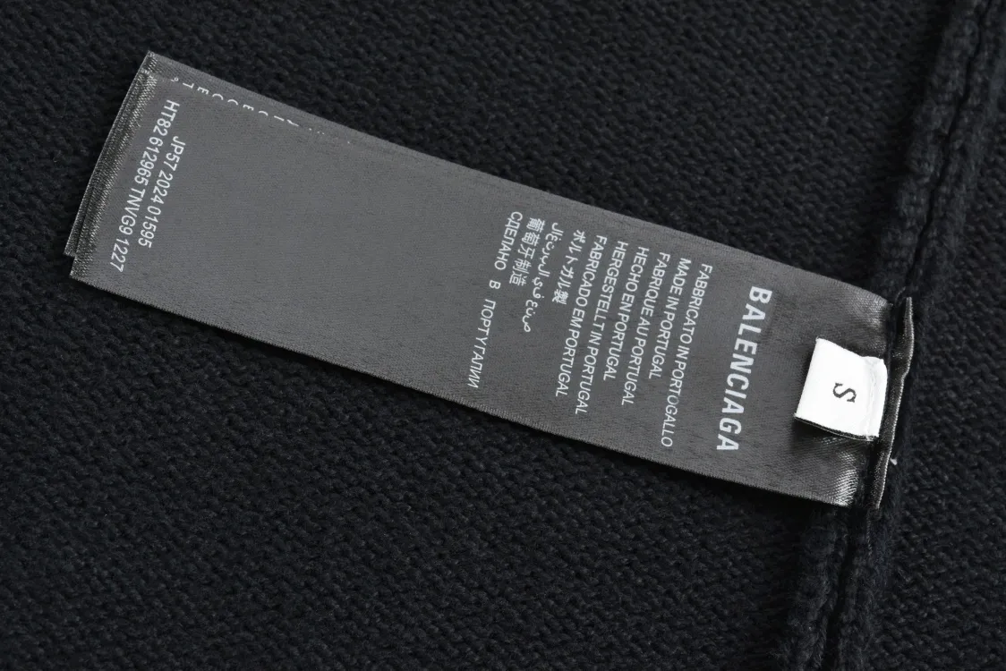 🅿️490 (1:1 original order quality) BLCG 24FW flame totem zipper sweater. Originally purchased for 21,500, limited edition quantity. Using 100% pure cotton yarn from the original channel, the wool is custom-woven and dyed according to the texture and luster of the fabric. The weaving method is dense and dense, restoring the vertical grain texture, and distinguishing it from the wrong plain-weave smooth version on the market, which is costly. The special glue printing process is used, which is characterized by using high-performance glue for printing, which creates a fractured and broken visual effect on the printed pattern. The special printing process is used to simulate the cracking effect. After the finished garment is washed and frayed, the process is very cumbersome. The custom-made No. 5 distressed zipper head is decorated with BB lettering. The style is original and the same style for men and women. size: S-L
