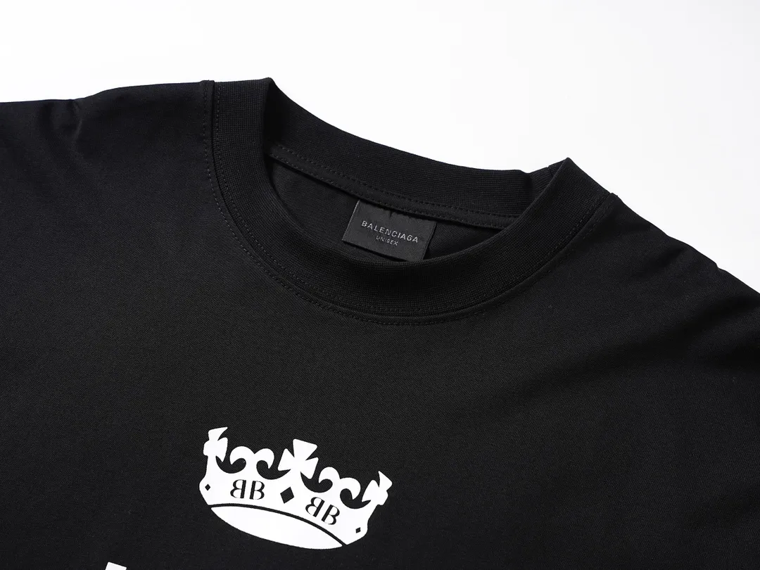 🅿️180 real photos [Top version. Official website quality] BALENCI*GA/Paris. SS24 latest crown L printed short-sleeved T-shirt. Brick cabinet synchronization. Genuine product developed at the first time, happy to print and compare! The fabric is made of Paris ZP custom-woven and dyed cotton double yarn. Weighing 260 grams, the cloth surface is clean. The cloth pattern is clear, soft and comfortable, and the threads are dyed with no color difference. The printing uses environmentally friendly imported materials. The letters are clear and the effect is three-dimensional. The version adopts OS loose shoulder design. Same style for men and women. Code: BL223607 Color: black, red, white Size: XS S M L