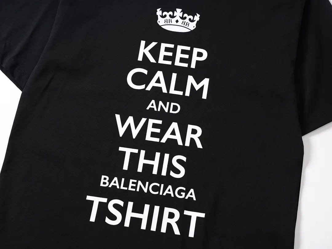 🅿️180 real photos [Top version. Official website quality] BALENCI*GA/Paris. SS24 latest crown L printed short-sleeved T-shirt. Brick cabinet synchronization. Genuine product developed at the first time, happy to print and compare! The fabric is made of Paris ZP custom-woven and dyed cotton double yarn. Weighing 260 grams, the cloth surface is clean. The cloth pattern is clear, soft and comfortable, and the threads are dyed with no color difference. The printing uses environmentally friendly imported materials. The letters are clear and the effect is three-dimensional. The version adopts OS loose shoulder design. Same style for men and women. Code: BL223607 Color: black, red, white Size: XS S M L