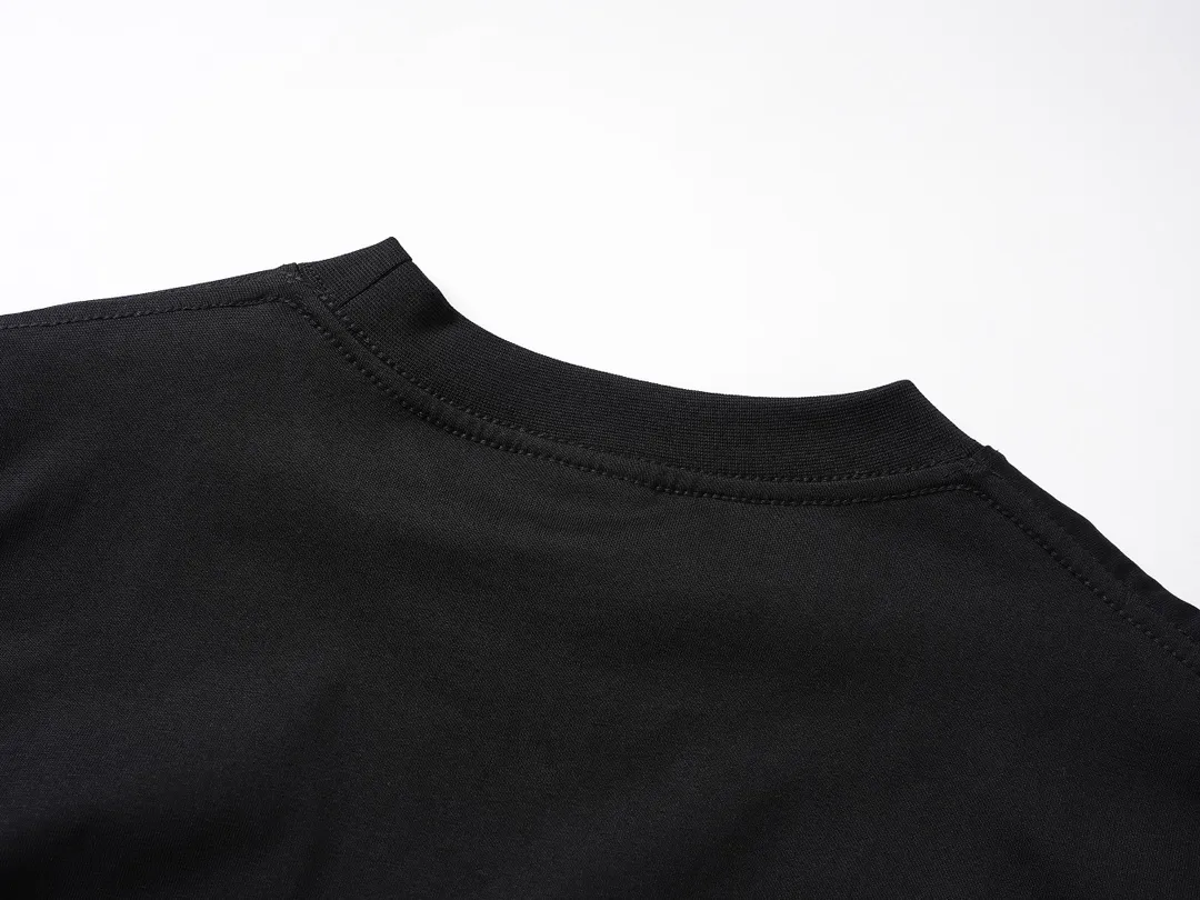 🅿️180 real photos [Top version. Official website quality] BALENCI*GA/Paris. SS24 latest crown L printed short-sleeved T-shirt. Brick cabinet synchronization. Genuine product developed at the first time, happy to print and compare! The fabric is made of Paris ZP custom-woven and dyed cotton double yarn. Weighing 260 grams, the cloth surface is clean. The cloth pattern is clear, soft and comfortable, and the threads are dyed with no color difference. The printing uses environmentally friendly imported materials. The letters are clear and the effect is three-dimensional. The version adopts OS loose shoulder design. Same style for men and women. Code: BL223607 Color: black, red, white Size: XS S M L