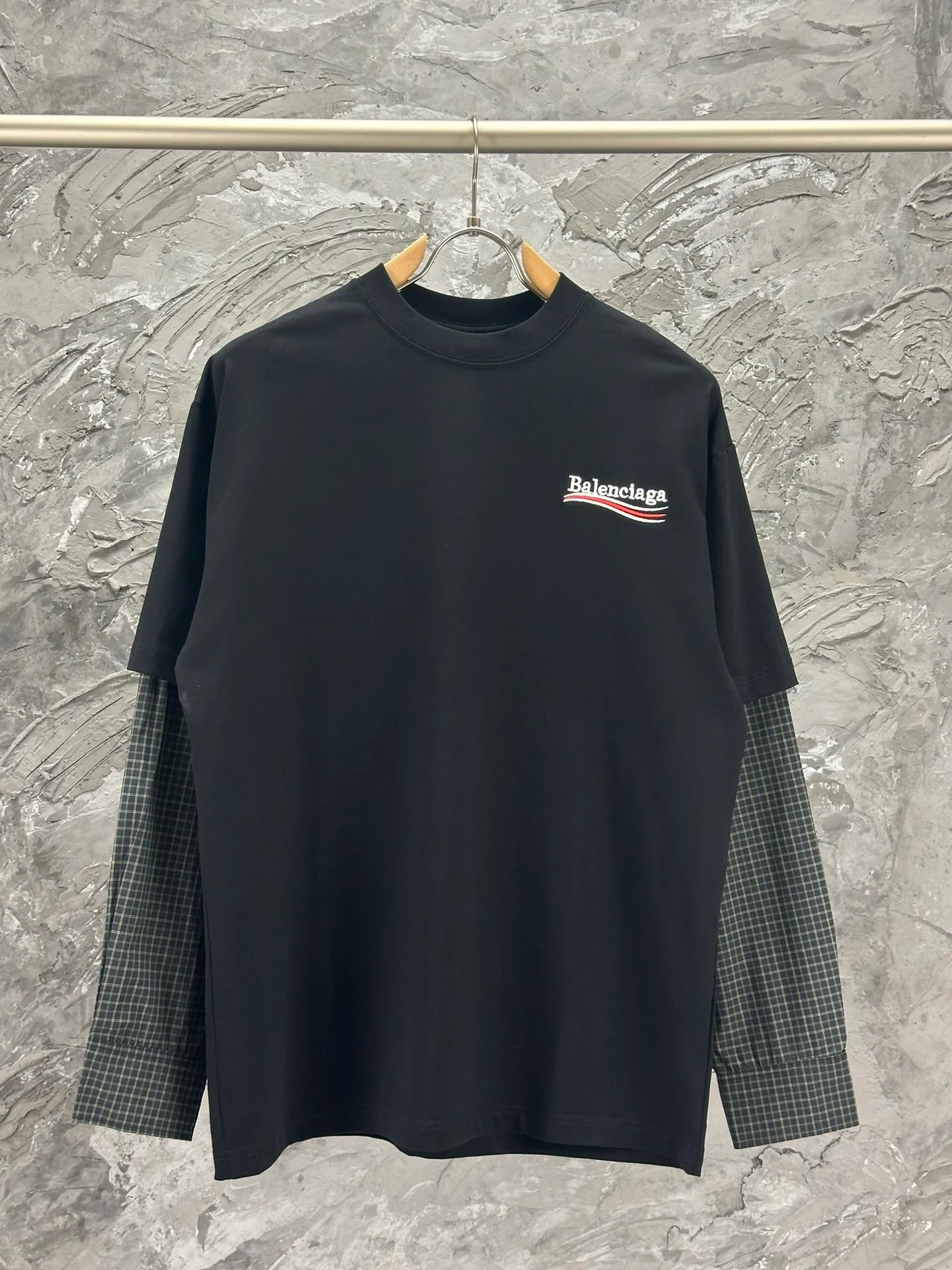 🅿️300 BALENCI*GA Paris classic cola embroidered long sleeves, the fabric is made of Paris custom-woven and dyed double-yarn pure cotton fabric. The weight is 280g. The thread is custom-woven and dyed without color difference. The front and rear panels are made of imported Tajima embroidery. The cuffs are plaid shirt splicing. Two high-temperature shaping washes. os dropped shoulders and loose version. Same style for men and women -Color: black -SIZE: XS S M L Style number 8623#