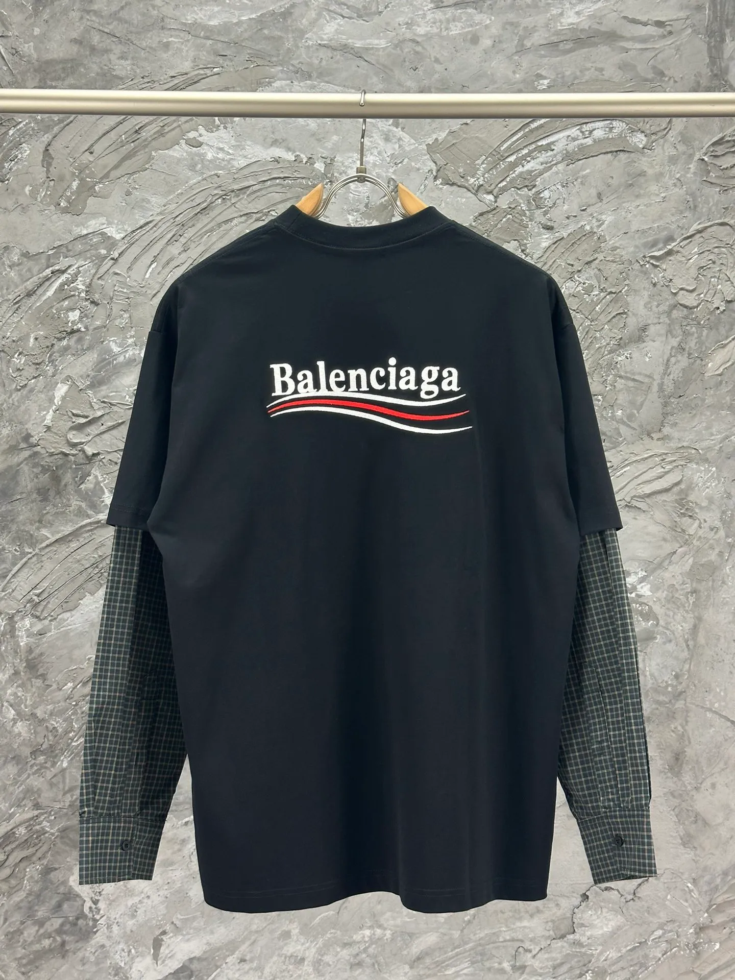 🅿️300 BALENCI*GA Paris classic cola embroidered long sleeves, the fabric is made of Paris custom-woven and dyed double-yarn pure cotton fabric. The weight is 280g. The thread is custom-woven and dyed without color difference. The front and rear panels are made of imported Tajima embroidery. The cuffs are plaid shirt splicing. Two high-temperature shaping washes. os dropped shoulders and loose version. Same style for men and women -Color: black -SIZE: XS S M L Style number 8623#