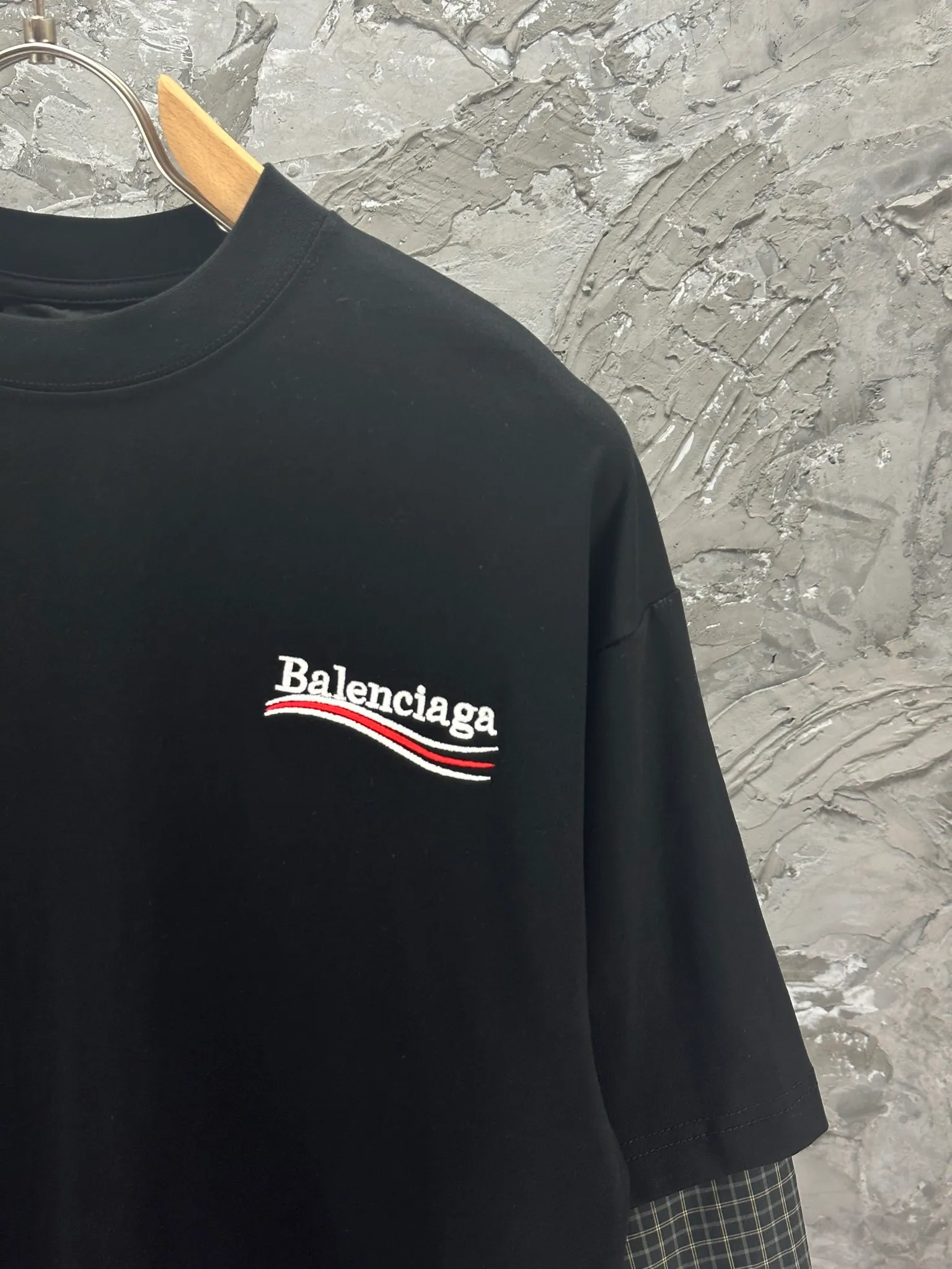 🅿️300 BALENCI*GA Paris classic cola embroidered long sleeves, the fabric is made of Paris custom-woven and dyed double-yarn pure cotton fabric. The weight is 280g. The thread is custom-woven and dyed without color difference. The front and rear panels are made of imported Tajima embroidery. The cuffs are plaid shirt splicing. Two high-temperature shaping washes. os dropped shoulders and loose version. Same style for men and women -Color: black -SIZE: XS S M L Style number 8623#