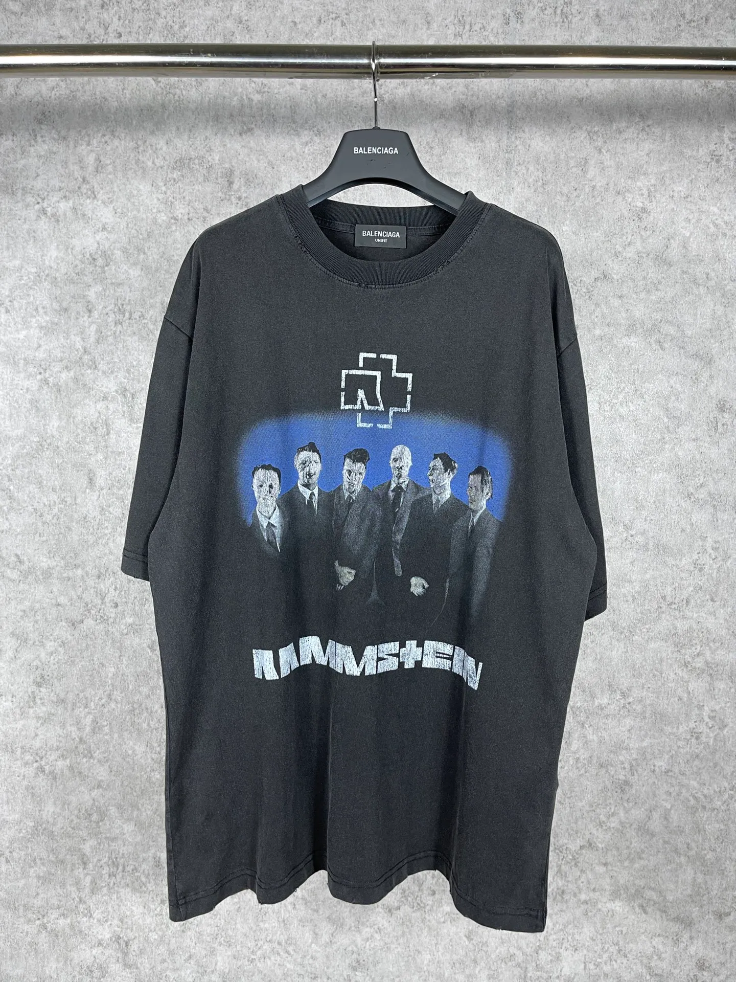 🅿️180 real photos [Top version. Official website quality] BALENCI*GA/Paris Rammstein band joint short-sleeved T-shirt. The fabric is made of Paris ZP custom-woven and dyed cotton double yarn. The net weight is 260 grams. The cloth surface is clean. The cloth pattern is clear, soft and comfortable. The threads are dyed with no color difference. The pattern adopts Kornit digital direct printing machine, the letter strips are drawn with crack technology, the direct printing color is aligned with the original color, the LOGO is embroidered on the back of the clothes and legs, the ready-made clothes are washed and worn, the brick cabinets are restored, and the Jubie market is produced according to the pictures. You are welcome to compare the version and adopt the OS loose shoulder version. Same style for men and women Code: BL223073 Color: Washed black Size: XS to L