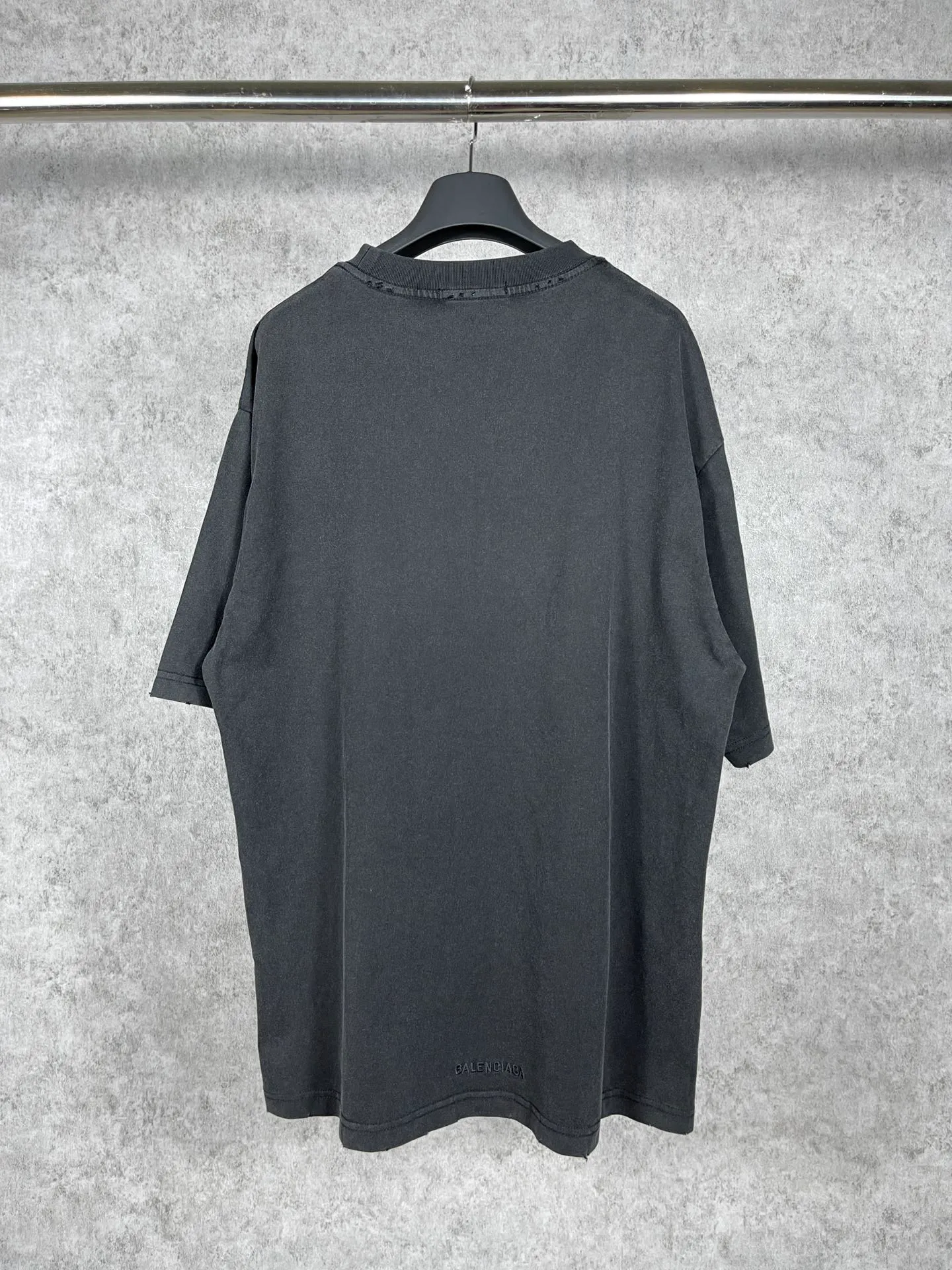 🅿️180 real photos [Top version. Official website quality] BALENCI*GA/Paris Rammstein band joint short-sleeved T-shirt. The fabric is made of Paris ZP custom-woven and dyed cotton double yarn. The net weight is 260 grams. The cloth surface is clean. The cloth pattern is clear, soft and comfortable. The threads are dyed with no color difference. The pattern adopts Kornit digital direct printing machine, the letter strips are drawn with crack technology, the direct printing color is aligned with the original color, the LOGO is embroidered on the back of the clothes and legs, the ready-made clothes are washed and worn, the brick cabinets are restored, and the Jubie market is produced according to the pictures. You are welcome to compare the version and adopt the OS loose shoulder version. Same style for men and women Code: BL223073 Color: Washed black Size: XS to L