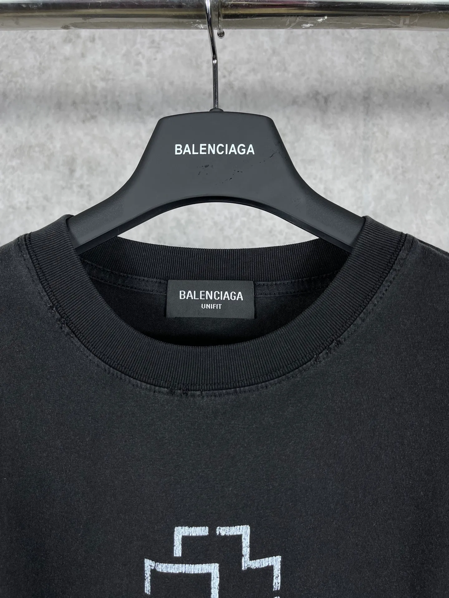 🅿️180 real photos [Top version. Official website quality] BALENCI*GA/Paris Rammstein band joint short-sleeved T-shirt. The fabric is made of Paris ZP custom-woven and dyed cotton double yarn. The net weight is 260 grams. The cloth surface is clean. The cloth pattern is clear, soft and comfortable. The threads are dyed with no color difference. The pattern adopts Kornit digital direct printing machine, the letter strips are drawn with crack technology, the direct printing color is aligned with the original color, the LOGO is embroidered on the back of the clothes and legs, the ready-made clothes are washed and worn, the brick cabinets are restored, and the Jubie market is produced according to the pictures. You are welcome to compare the version and adopt the OS loose shoulder version. Same style for men and women Code: BL223073 Color: Washed black Size: XS to L
