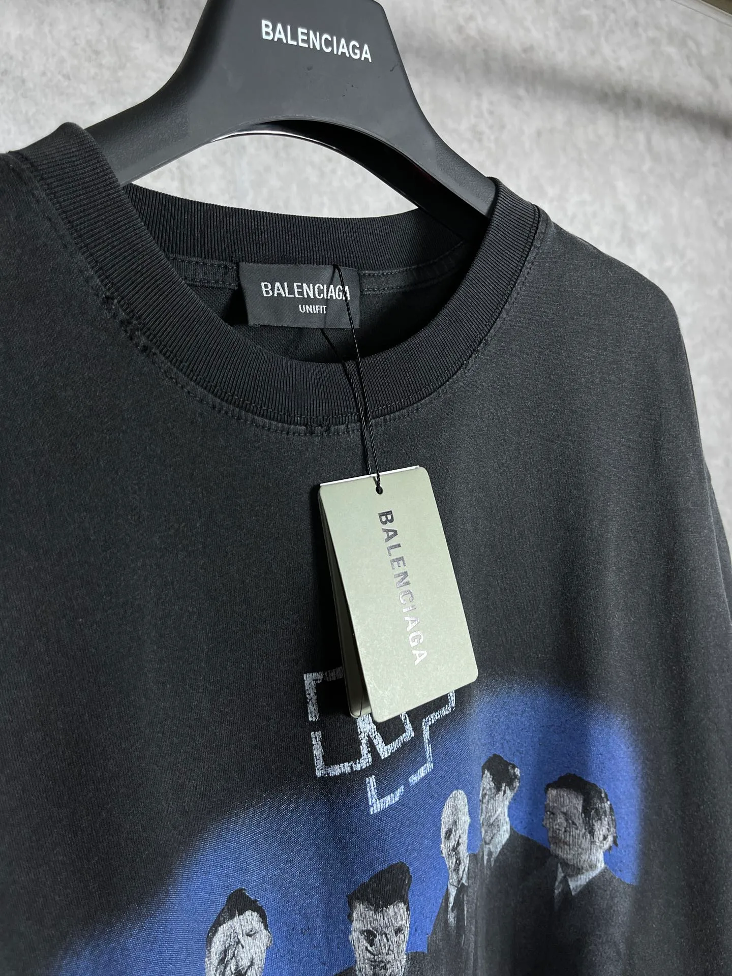🅿️180 real photos [Top version. Official website quality] BALENCI*GA/Paris Rammstein band joint short-sleeved T-shirt. The fabric is made of Paris ZP custom-woven and dyed cotton double yarn. The net weight is 260 grams. The cloth surface is clean. The cloth pattern is clear, soft and comfortable. The threads are dyed with no color difference. The pattern adopts Kornit digital direct printing machine, the letter strips are drawn with crack technology, the direct printing color is aligned with the original color, the LOGO is embroidered on the back of the clothes and legs, the ready-made clothes are washed and worn, the brick cabinets are restored, and the Jubie market is produced according to the pictures. You are welcome to compare the version and adopt the OS loose shoulder version. Same style for men and women Code: BL223073 Color: Washed black Size: XS to L