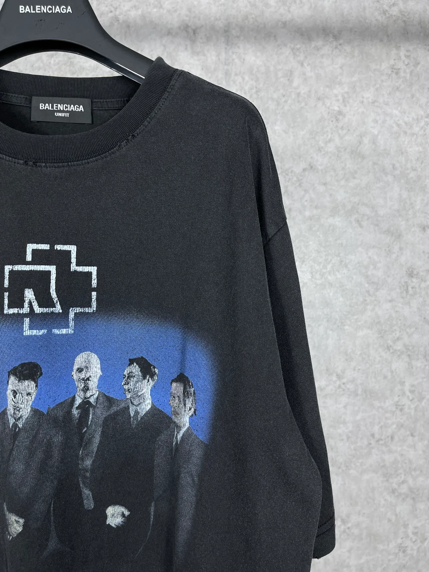 🅿️180 real photos [Top version. Official website quality] BALENCI*GA/Paris Rammstein band joint short-sleeved T-shirt. The fabric is made of Paris ZP custom-woven and dyed cotton double yarn. The net weight is 260 grams. The cloth surface is clean. The cloth pattern is clear, soft and comfortable. The threads are dyed with no color difference. The pattern adopts Kornit digital direct printing machine, the letter strips are drawn with crack technology, the direct printing color is aligned with the original color, the LOGO is embroidered on the back of the clothes and legs, the ready-made clothes are washed and worn, the brick cabinets are restored, and the Jubie market is produced according to the pictures. You are welcome to compare the version and adopt the OS loose shoulder version. Same style for men and women Code: BL223073 Color: Washed black Size: XS to L