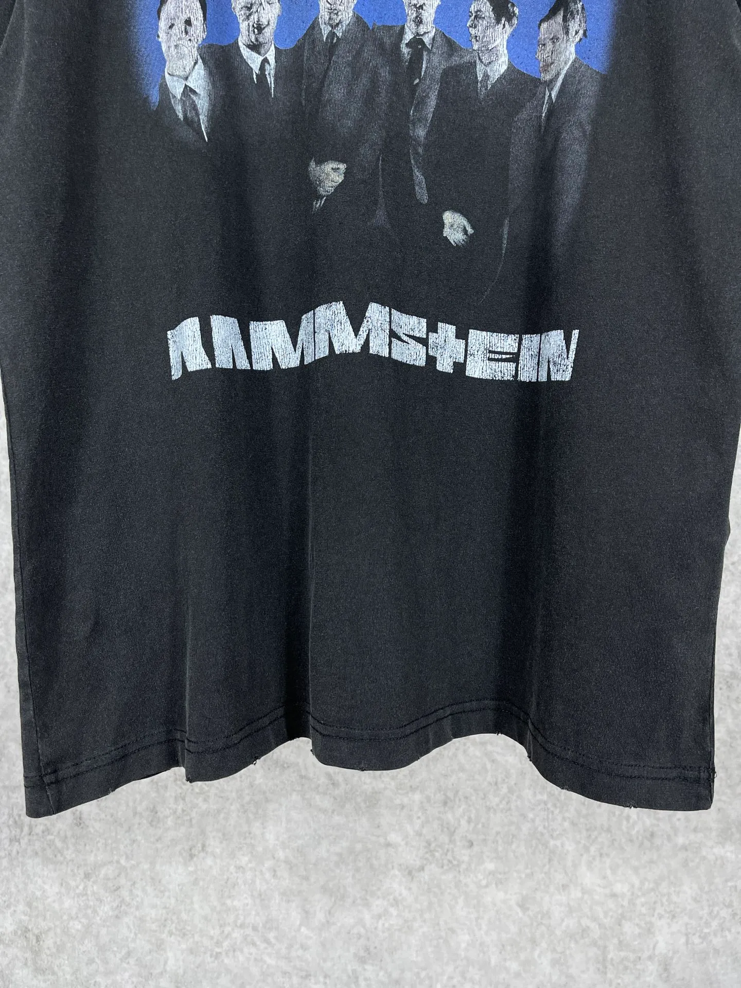 🅿️180 real photos [Top version. Official website quality] BALENCI*GA/Paris Rammstein band joint short-sleeved T-shirt. The fabric is made of Paris ZP custom-woven and dyed cotton double yarn. The net weight is 260 grams. The cloth surface is clean. The cloth pattern is clear, soft and comfortable. The threads are dyed with no color difference. The pattern adopts Kornit digital direct printing machine, the letter strips are drawn with crack technology, the direct printing color is aligned with the original color, the LOGO is embroidered on the back of the clothes and legs, the ready-made clothes are washed and worn, the brick cabinets are restored, and the Jubie market is produced according to the pictures. You are welcome to compare the version and adopt the OS loose shoulder version. Same style for men and women Code: BL223073 Color: Washed black Size: XS to L