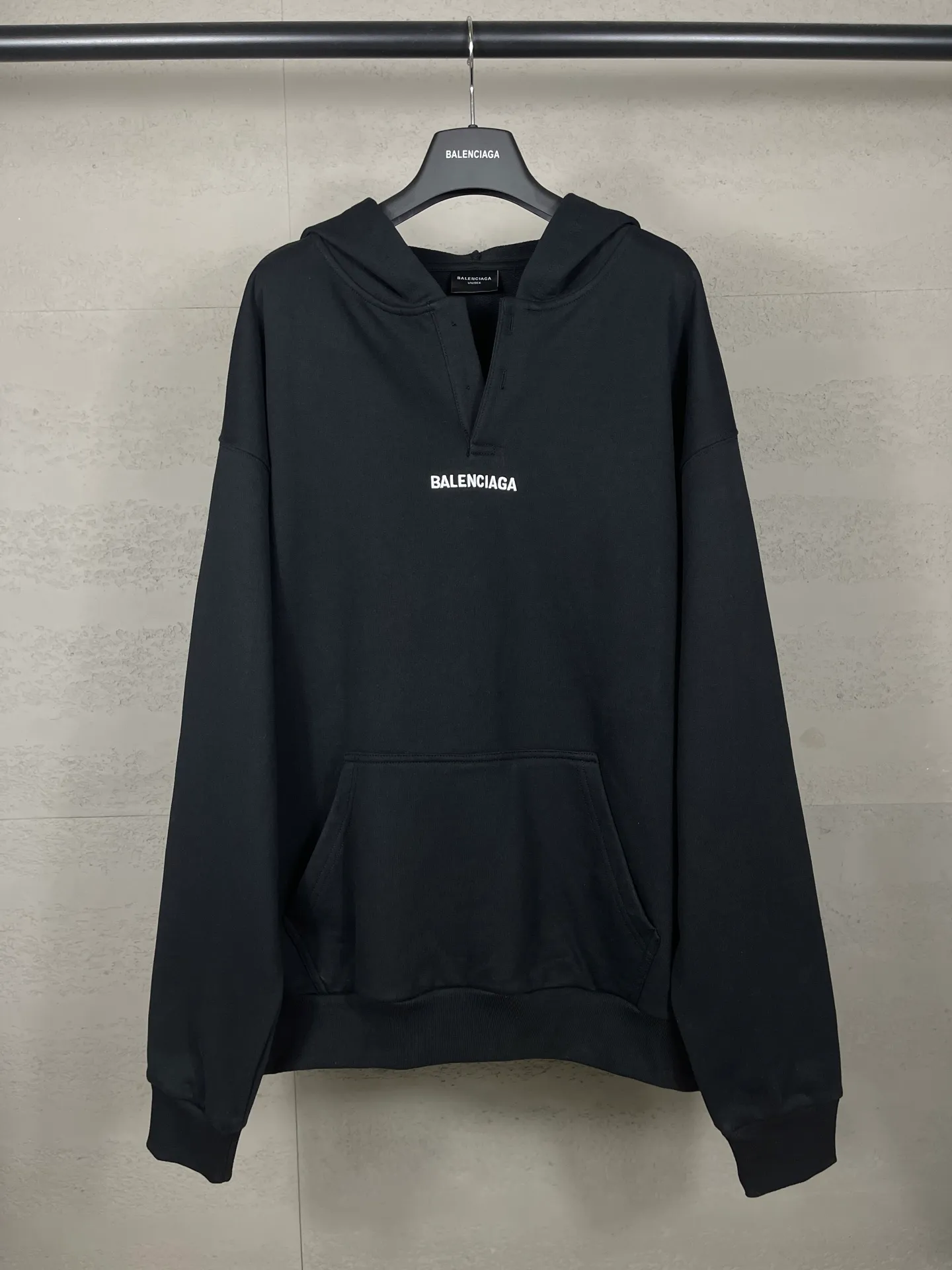 🅿️350 real photos [Top version. Official website quality] BALENCI*GA/SS26 new model. The Paris LOGO is embroidered on the front and back. The front neckline has a POLO collared hooded sweatshirt, the latest SS26 model. Research and development at the first time, different market currencies. Comparisons welcome. The fabric is made of Paris ZP custom-woven and dyed cotton sweatshirt. Weighing 460 grams, the cloth surface is clean. The cloth pattern is clear, soft and comfortable. The threads are dyed with no color difference. The embroidery is done using embroidery machines imported from Tajima. The version adopts OS loose shoulder design. Same style for men and women. Code: BL259979 Color: Black Size: XS S M L