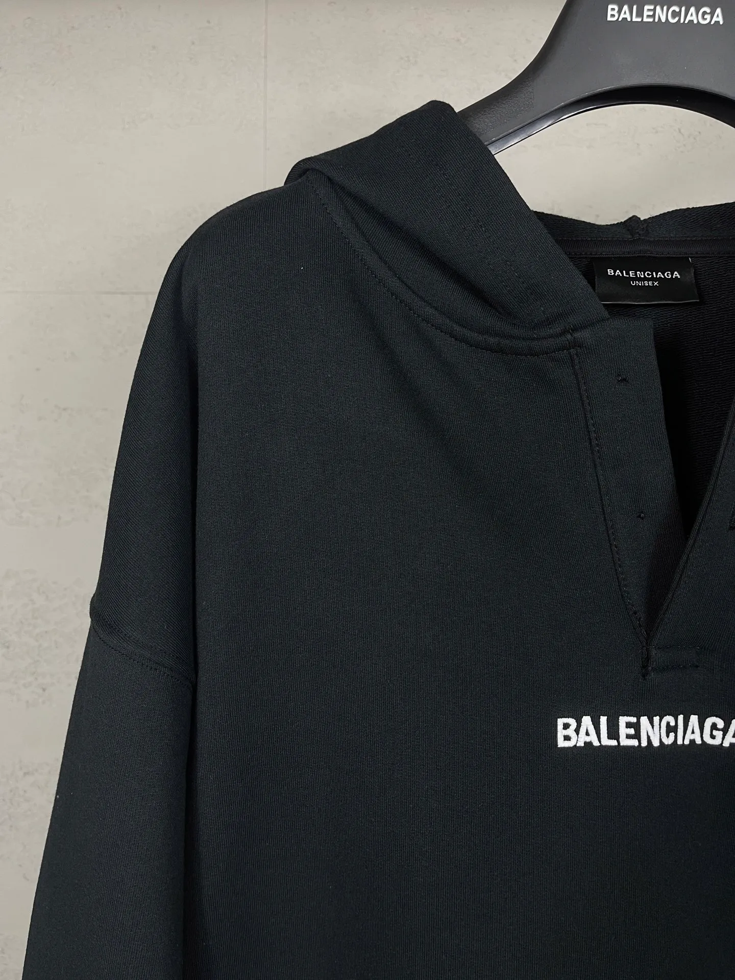 🅿️350 real photos [Top version. Official website quality] BALENCI*GA/SS26 new model. The Paris LOGO is embroidered on the front and back. The front neckline has a POLO collared hooded sweatshirt, the latest SS26 model. Research and development at the first time, different market currencies. Comparisons welcome. The fabric is made of Paris ZP custom-woven and dyed cotton sweatshirt. Weighing 460 grams, the cloth surface is clean. The cloth pattern is clear, soft and comfortable. The threads are dyed with no color difference. The embroidery is done using embroidery machines imported from Tajima. The version adopts OS loose shoulder design. Same style for men and women. Code: BL259979 Color: Black Size: XS S M L
