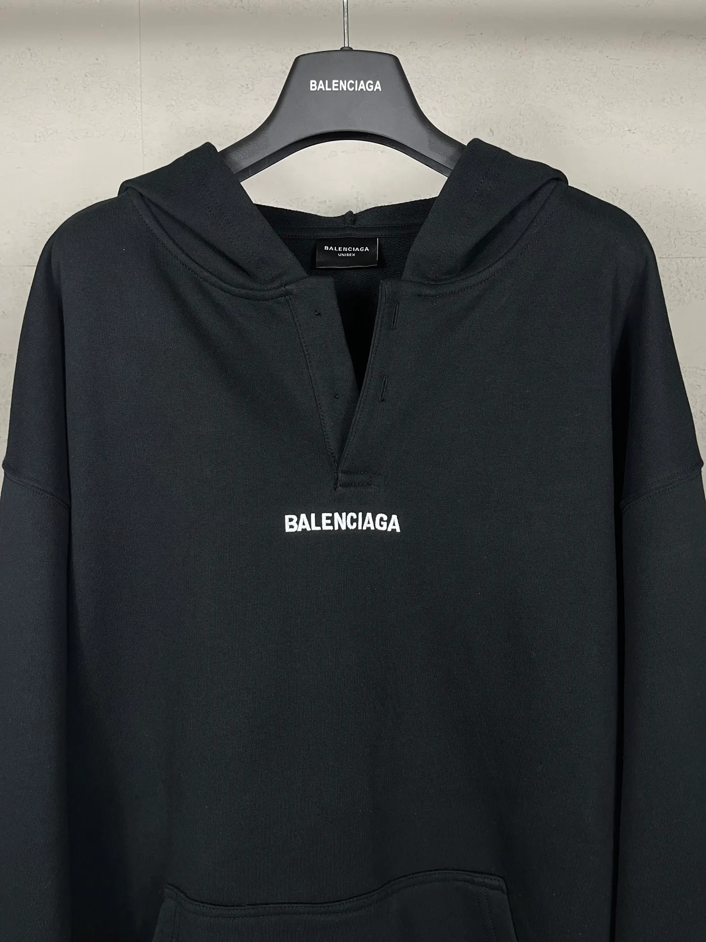 🅿️350 real photos [Top version. Official website quality] BALENCI*GA/SS26 new model. The Paris LOGO is embroidered on the front and back. The front neckline has a POLO collared hooded sweatshirt, the latest SS26 model. Research and development at the first time, different market currencies. Comparisons welcome. The fabric is made of Paris ZP custom-woven and dyed cotton sweatshirt. Weighing 460 grams, the cloth surface is clean. The cloth pattern is clear, soft and comfortable. The threads are dyed with no color difference. The embroidery is done using embroidery machines imported from Tajima. The version adopts OS loose shoulder design. Same style for men and women. Code: BL259979 Color: Black Size: XS S M L