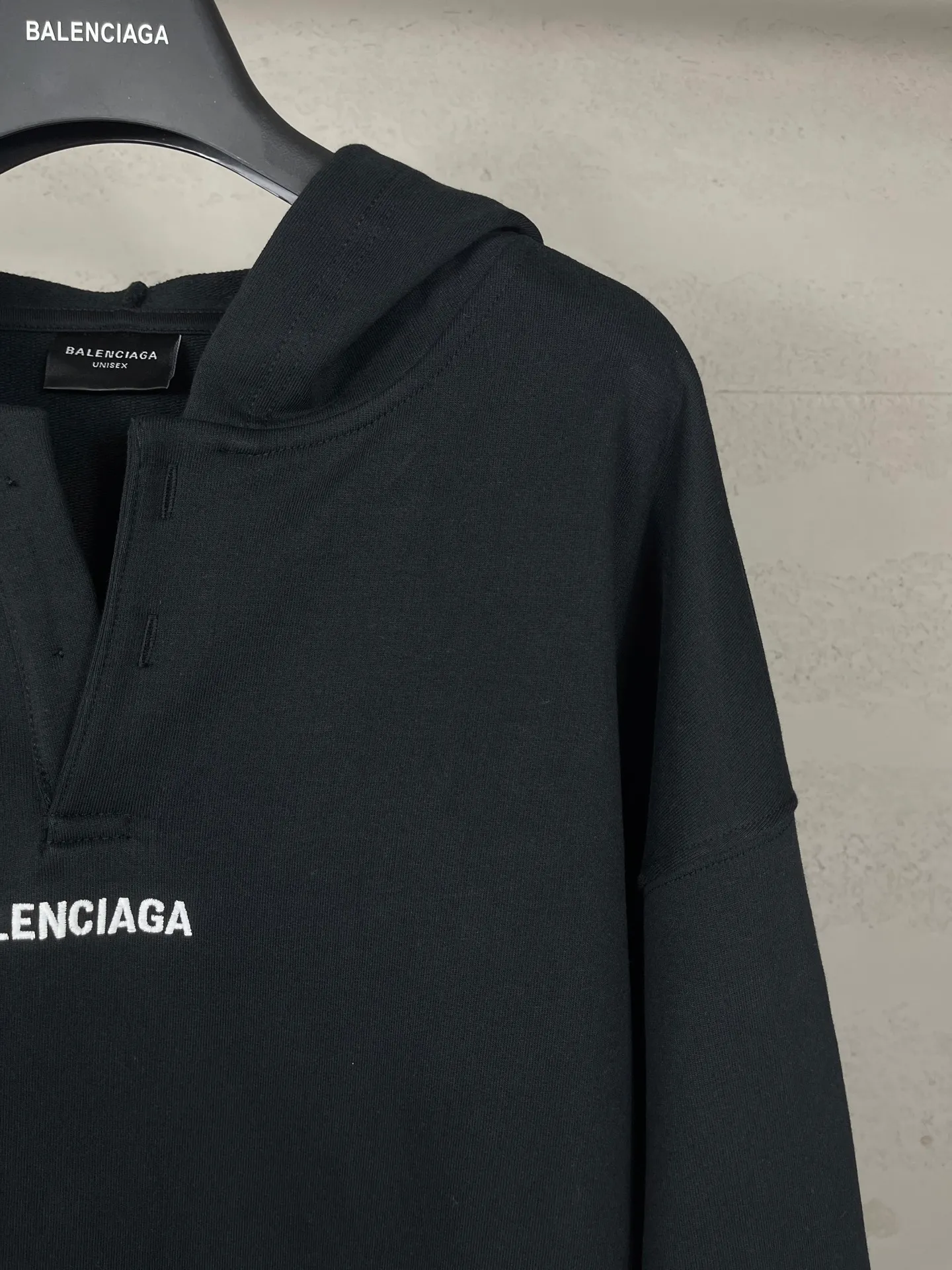 🅿️350 real photos [Top version. Official website quality] BALENCI*GA/SS26 new model. The Paris LOGO is embroidered on the front and back. The front neckline has a POLO collared hooded sweatshirt, the latest SS26 model. Research and development at the first time, different market currencies. Comparisons welcome. The fabric is made of Paris ZP custom-woven and dyed cotton sweatshirt. Weighing 460 grams, the cloth surface is clean. The cloth pattern is clear, soft and comfortable. The threads are dyed with no color difference. The embroidery is done using embroidery machines imported from Tajima. The version adopts OS loose shoulder design. Same style for men and women. Code: BL259979 Color: Black Size: XS S M L