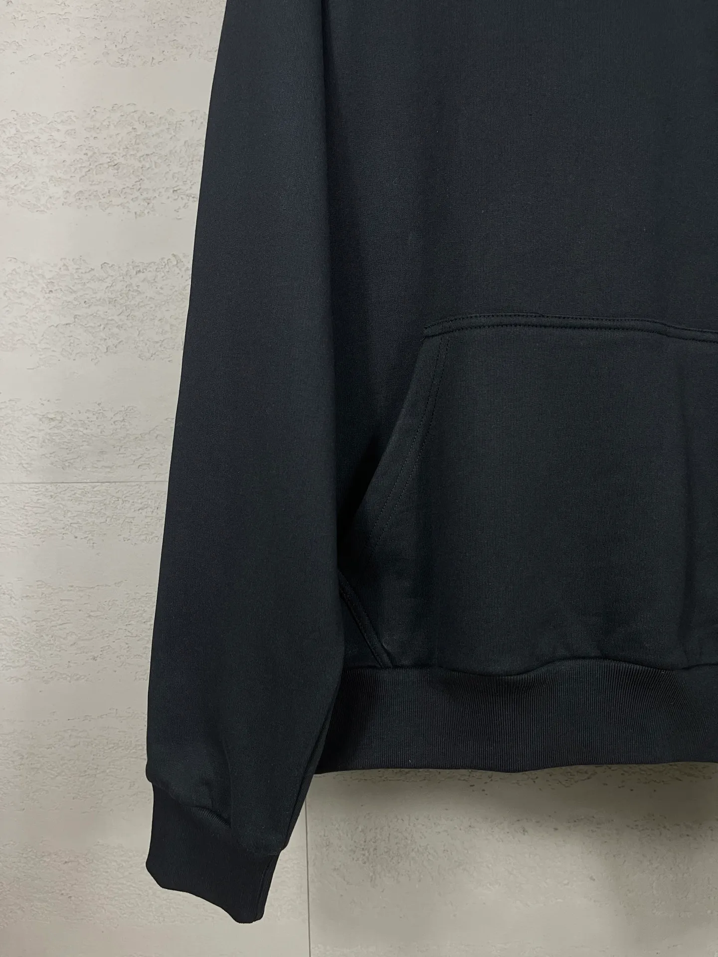 🅿️350 real photos [Top version. Official website quality] BALENCI*GA/SS26 new model. The Paris LOGO is embroidered on the front and back. The front neckline has a POLO collared hooded sweatshirt, the latest SS26 model. Research and development at the first time, different market currencies. Comparisons welcome. The fabric is made of Paris ZP custom-woven and dyed cotton sweatshirt. Weighing 460 grams, the cloth surface is clean. The cloth pattern is clear, soft and comfortable. The threads are dyed with no color difference. The embroidery is done using embroidery machines imported from Tajima. The version adopts OS loose shoulder design. Same style for men and women. Code: BL259979 Color: Black Size: XS S M L
