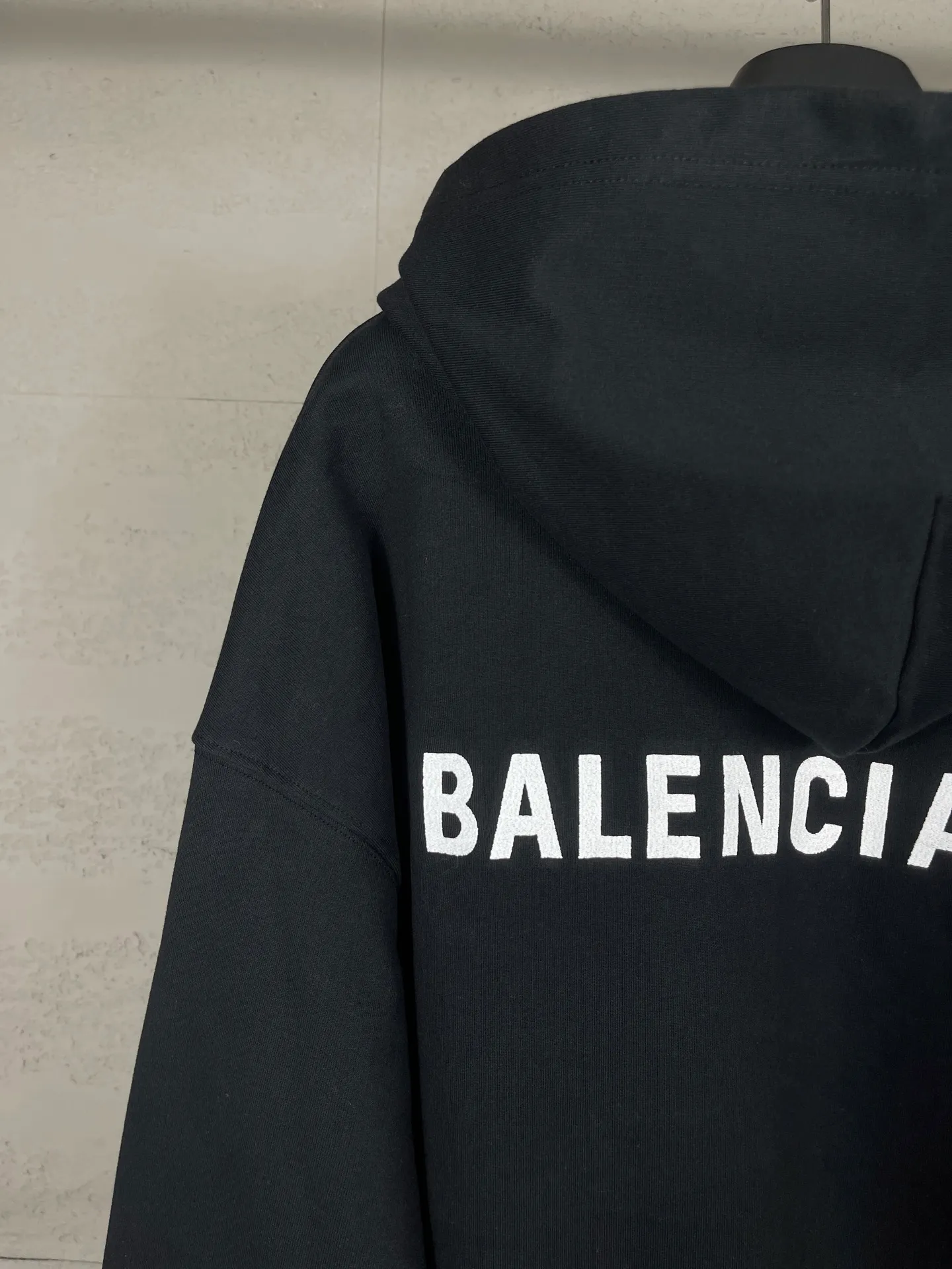 🅿️350 real photos [Top version. Official website quality] BALENCI*GA/SS26 new model. The Paris LOGO is embroidered on the front and back. The front neckline has a POLO collared hooded sweatshirt, the latest SS26 model. Research and development at the first time, different market currencies. Comparisons welcome. The fabric is made of Paris ZP custom-woven and dyed cotton sweatshirt. Weighing 460 grams, the cloth surface is clean. The cloth pattern is clear, soft and comfortable. The threads are dyed with no color difference. The embroidery is done using embroidery machines imported from Tajima. The version adopts OS loose shoulder design. Same style for men and women. Code: BL259979 Color: Black Size: XS S M L