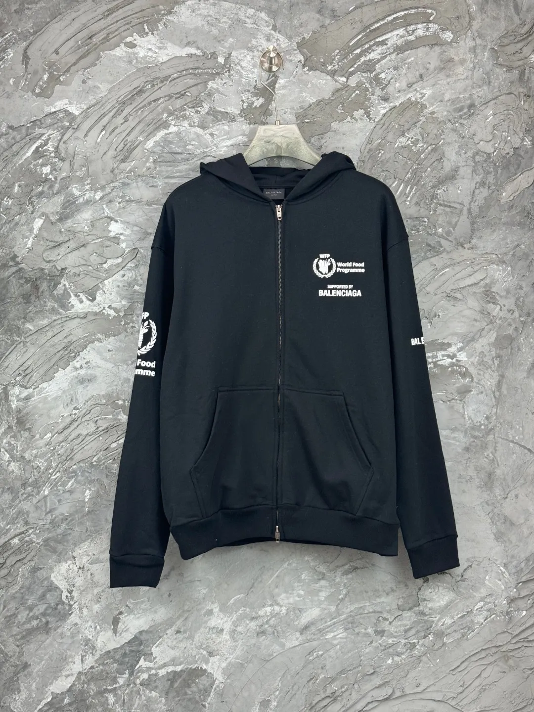 🅿️390 - BALENCI*GA Paris Food Agency co-branded hooded zipper sweatshirt. The pattern is printed with environmentally friendly foam glue. Customized matching hardware. The letters are clear. The effect is three-dimensional. Exclusively matched to the pattern, woven and dyed 460g fabric. Threads are dyed in the same vat with zero color difference. Brick cabinet synchronization. Welcome to compare. Same style for men and women -Color: black -SIZE: Xs S M L Style number 8976#
