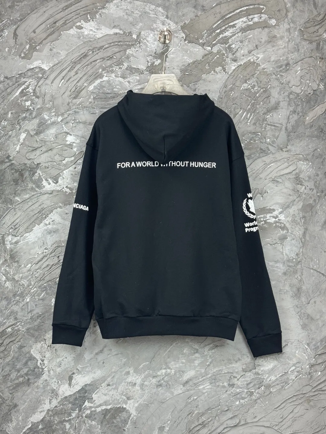 🅿️390 - BALENCI*GA Paris Food Agency co-branded hooded zipper sweatshirt. The pattern is printed with environmentally friendly foam glue. Customized matching hardware. The letters are clear. The effect is three-dimensional. Exclusively matched to the pattern, woven and dyed 460g fabric. Threads are dyed in the same vat with zero color difference. Brick cabinet synchronization. Welcome to compare. Same style for men and women -Color: black -SIZE: Xs S M L Style number 8976#
