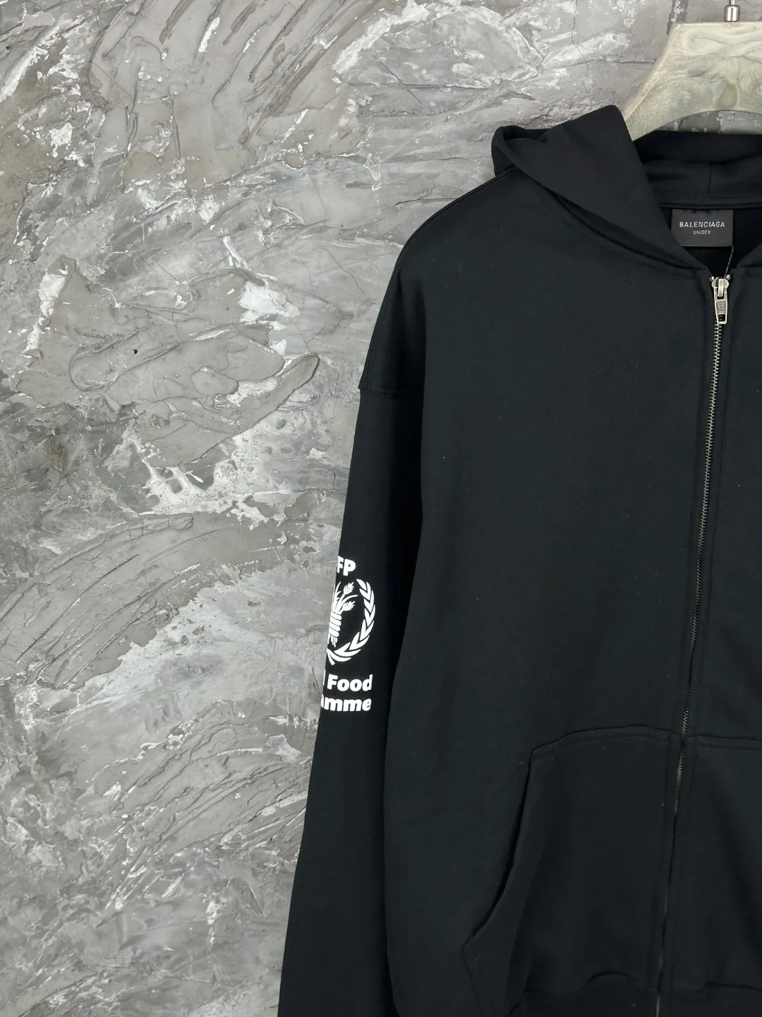🅿️390 - BALENCI*GA Paris Food Agency co-branded hooded zipper sweatshirt. The pattern is printed with environmentally friendly foam glue. Customized matching hardware. The letters are clear. The effect is three-dimensional. Exclusively matched to the pattern, woven and dyed 460g fabric. Threads are dyed in the same vat with zero color difference. Brick cabinet synchronization. Welcome to compare. Same style for men and women -Color: black -SIZE: Xs S M L Style number 8976#