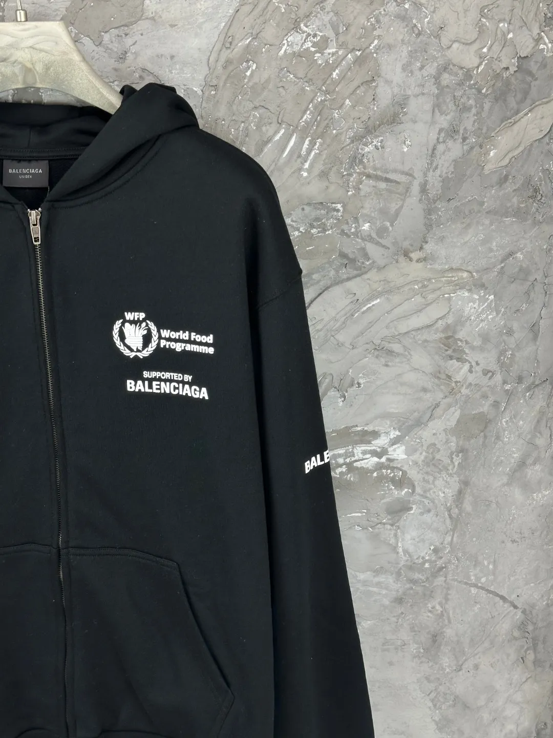 🅿️390 - BALENCI*GA Paris Food Agency co-branded hooded zipper sweatshirt. The pattern is printed with environmentally friendly foam glue. Customized matching hardware. The letters are clear. The effect is three-dimensional. Exclusively matched to the pattern, woven and dyed 460g fabric. Threads are dyed in the same vat with zero color difference. Brick cabinet synchronization. Welcome to compare. Same style for men and women -Color: black -SIZE: Xs S M L Style number 8976#