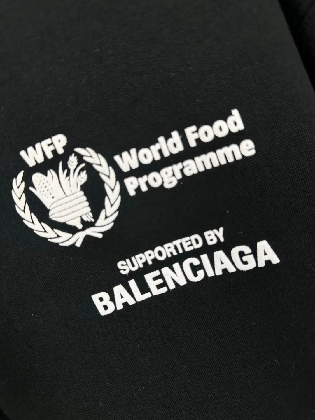 🅿️390 - BALENCI*GA Paris Food Agency co-branded hooded zipper sweatshirt. The pattern is printed with environmentally friendly foam glue. Customized matching hardware. The letters are clear. The effect is three-dimensional. Exclusively matched to the pattern, woven and dyed 460g fabric. Threads are dyed in the same vat with zero color difference. Brick cabinet synchronization. Welcome to compare. Same style for men and women -Color: black -SIZE: Xs S M L Style number 8976#