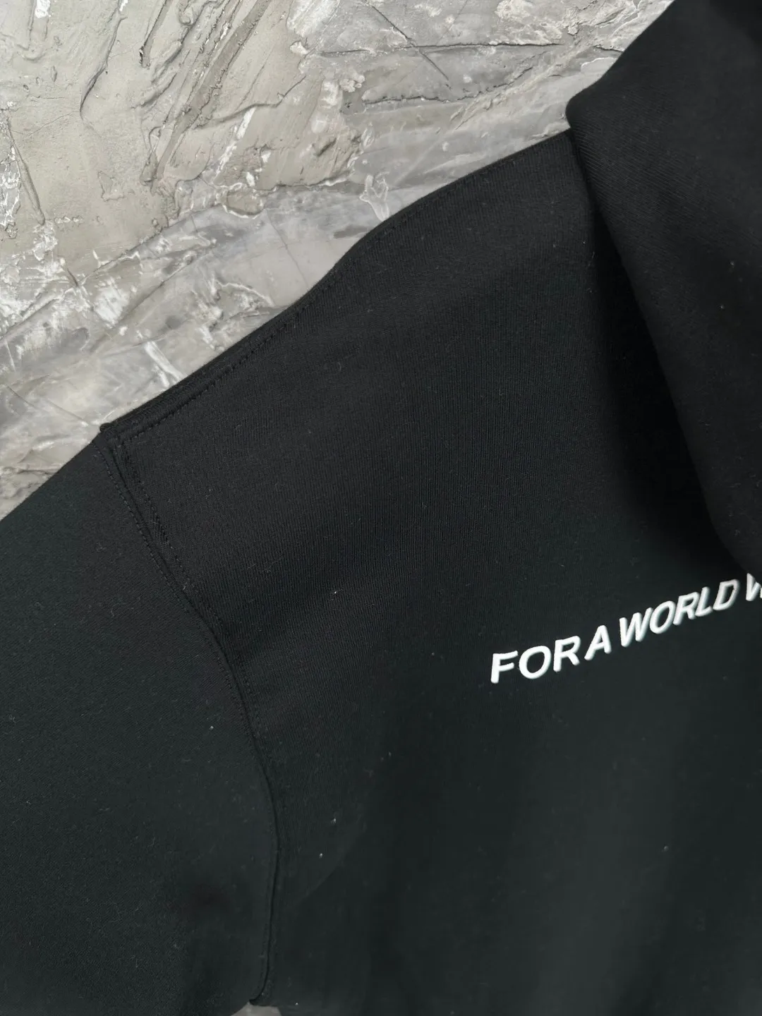 🅿️390 - BALENCI*GA Paris Food Agency co-branded hooded zipper sweatshirt. The pattern is printed with environmentally friendly foam glue. Customized matching hardware. The letters are clear. The effect is three-dimensional. Exclusively matched to the pattern, woven and dyed 460g fabric. Threads are dyed in the same vat with zero color difference. Brick cabinet synchronization. Welcome to compare. Same style for men and women -Color: black -SIZE: Xs S M L Style number 8976#