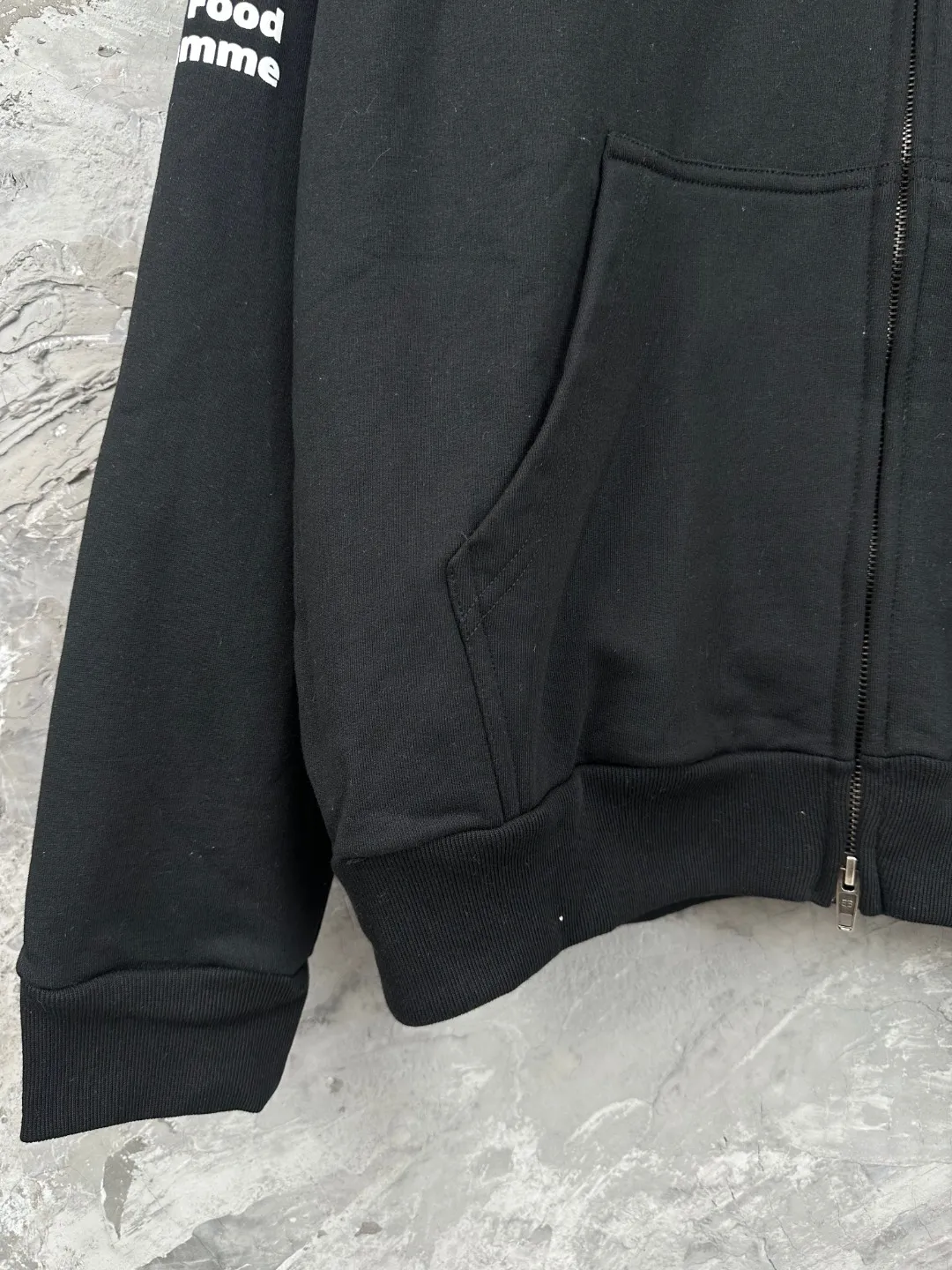 🅿️390 - BALENCI*GA Paris Food Agency co-branded hooded zipper sweatshirt. The pattern is printed with environmentally friendly foam glue. Customized matching hardware. The letters are clear. The effect is three-dimensional. Exclusively matched to the pattern, woven and dyed 460g fabric. Threads are dyed in the same vat with zero color difference. Brick cabinet synchronization. Welcome to compare. Same style for men and women -Color: black -SIZE: Xs S M L Style number 8976#
