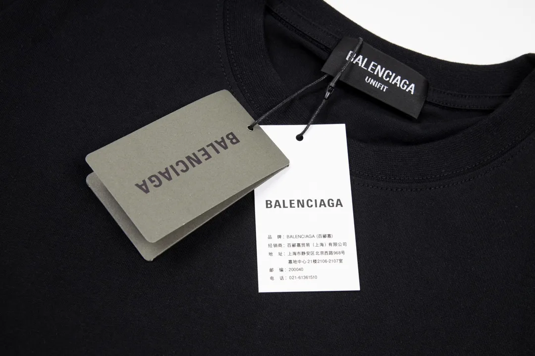 🅿️166 Detailed picture [Top version. Official website quality] BALENCI*GA/Paris#Classic style. Classic letter printed short-sleeved T-shirt on the front and back #brick cabinet synchronization.                       The fabric is made of Paris ZP custom-woven and dyed cotton double yarn, weighing 260 grams. The cloth surface is clean. The cloth pattern is clear, soft and comfortable. The threads are dyed with no color difference. The classic pattern is printed with environmentally friendly imported materials, precision printing screen, the letters are clear, the effect is three-dimensional, and the brick cabinet is restored. The version adopts the OS loose shoulder version. Same style for men and women. Code: BL223022 Color: black, beige, white, blue, floral gray, beige. Size: XS to L