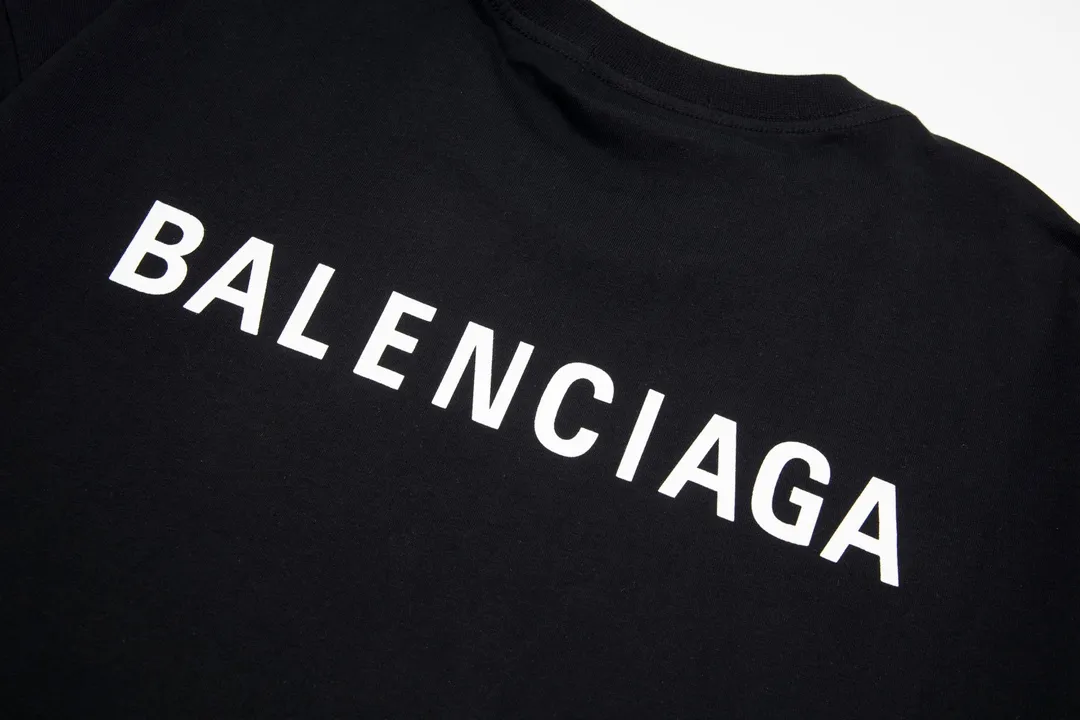 🅿️166 Detailed picture [Top version. Official website quality] BALENCI*GA/Paris#Classic style. Classic letter printed short-sleeved T-shirt on the front and back #brick cabinet synchronization.                       The fabric is made of Paris ZP custom-woven and dyed cotton double yarn, weighing 260 grams. The cloth surface is clean. The cloth pattern is clear, soft and comfortable. The threads are dyed with no color difference. The classic pattern is printed with environmentally friendly imported materials, precision printing screen, the letters are clear, the effect is three-dimensional, and the brick cabinet is restored. The version adopts the OS loose shoulder version. Same style for men and women. Code: BL223022 Color: black, beige, white, blue, floral gray, beige. Size: XS to L