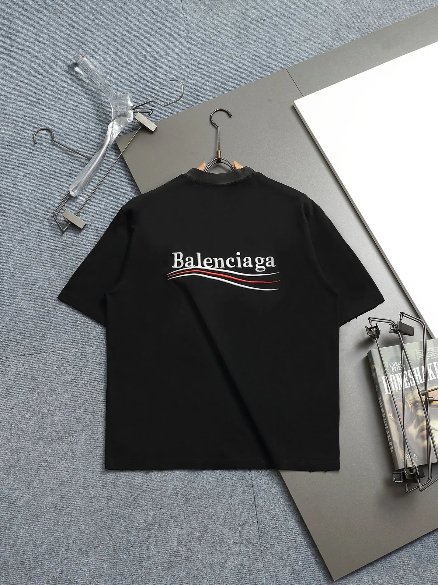 🅿️190 𝗕𝗮𝗹𝗲𝗻𝗰𝗶𝗮𝗴𝗮/Balenciaga 2025SS Classic Coke Wave Three-dimensional Embroidery Round Neck Short Sleeve - 𝘀𝗶𝘇𝗲:𝗫𝗦 𝗦 𝗠 𝗟 - Color: Black White ✅No.1 quality in this market Real ceiling quality ✅All original development drawings pay attention to details to avoid mixed distribution of stolen pictures ✅Correct 300g custom-woven and dyed double yarn fabric Soft and comfortable ✅Correct imported material embroidery thread Japanese Tajima Wanzhen Heavy Industries embroidery machine Letters are clear and three-dimensional ✅Thread dyeing has no color difference Overweight craftsmanship Differentiates market currency Here is an explanation of why mine is a little more expensive than others,