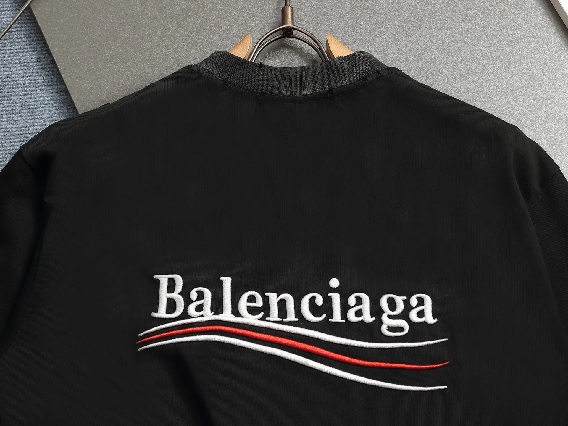 🅿️190 𝗕𝗮𝗹𝗲𝗻𝗰𝗶𝗮𝗴𝗮/Balenciaga 2025SS Classic Coke Wave Three-dimensional Embroidery Round Neck Short Sleeve - 𝘀𝗶𝘇𝗲:𝗫𝗦 𝗦 𝗠 𝗟 - Color: Black White ✅No.1 quality in this market Real ceiling quality ✅All original development drawings pay attention to details to avoid mixed distribution of stolen pictures ✅Correct 300g custom-woven and dyed double yarn fabric Soft and comfortable ✅Correct imported material embroidery thread Japanese Tajima Wanzhen Heavy Industries embroidery machine Letters are clear and three-dimensional ✅Thread dyeing has no color difference Overweight craftsmanship Differentiates market currency Here is an explanation of why mine is a little more expensive than others,