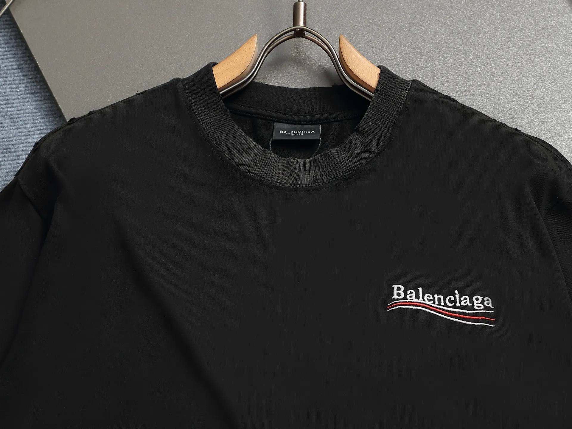 🅿️190 𝗕𝗮𝗹𝗲𝗻𝗰𝗶𝗮𝗴𝗮/Balenciaga 2025SS Classic Coke Wave Three-dimensional Embroidery Round Neck Short Sleeve - 𝘀𝗶𝘇𝗲:𝗫𝗦 𝗦 𝗠 𝗟 - Color: Black White ✅No.1 quality in this market Real ceiling quality ✅All original development drawings pay attention to details to avoid mixed distribution of stolen pictures ✅Correct 300g custom-woven and dyed double yarn fabric Soft and comfortable ✅Correct imported material embroidery thread Japanese Tajima Wanzhen Heavy Industries embroidery machine Letters are clear and three-dimensional ✅Thread dyeing has no color difference Overweight craftsmanship Differentiates market currency Here is an explanation of why mine is a little more expensive than others,