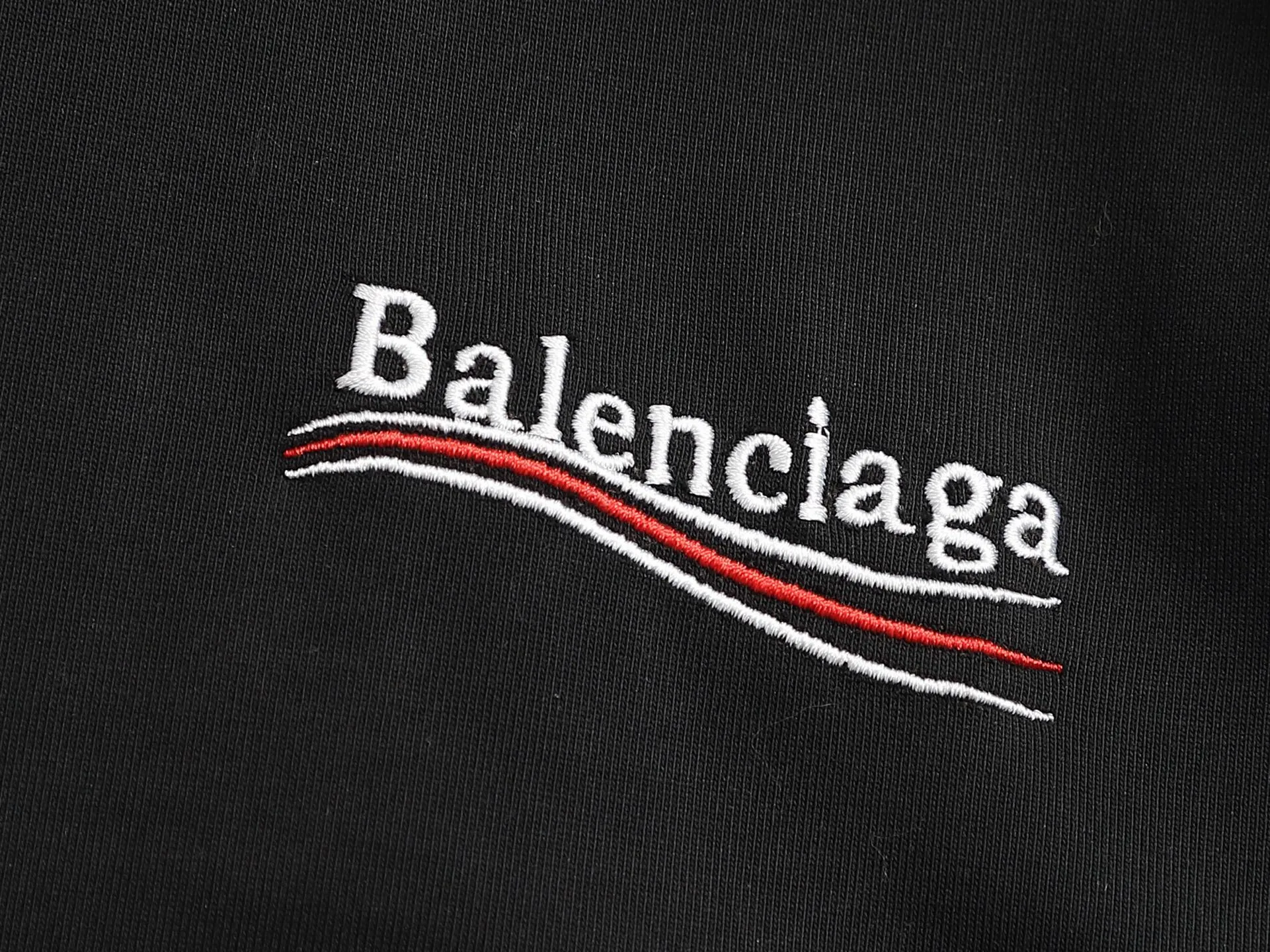 🅿️190 𝗕𝗮𝗹𝗲𝗻𝗰𝗶𝗮𝗴𝗮/Balenciaga 2025SS Classic Coke Wave Three-dimensional Embroidery Round Neck Short Sleeve - 𝘀𝗶𝘇𝗲:𝗫𝗦 𝗦 𝗠 𝗟 - Color: Black White ✅No.1 quality in this market Real ceiling quality ✅All original development drawings pay attention to details to avoid mixed distribution of stolen pictures ✅Correct 300g custom-woven and dyed double yarn fabric Soft and comfortable ✅Correct imported material embroidery thread Japanese Tajima Wanzhen Heavy Industries embroidery machine Letters are clear and three-dimensional ✅Thread dyeing has no color difference Overweight craftsmanship Differentiates market currency Here is an explanation of why mine is a little more expensive than others,