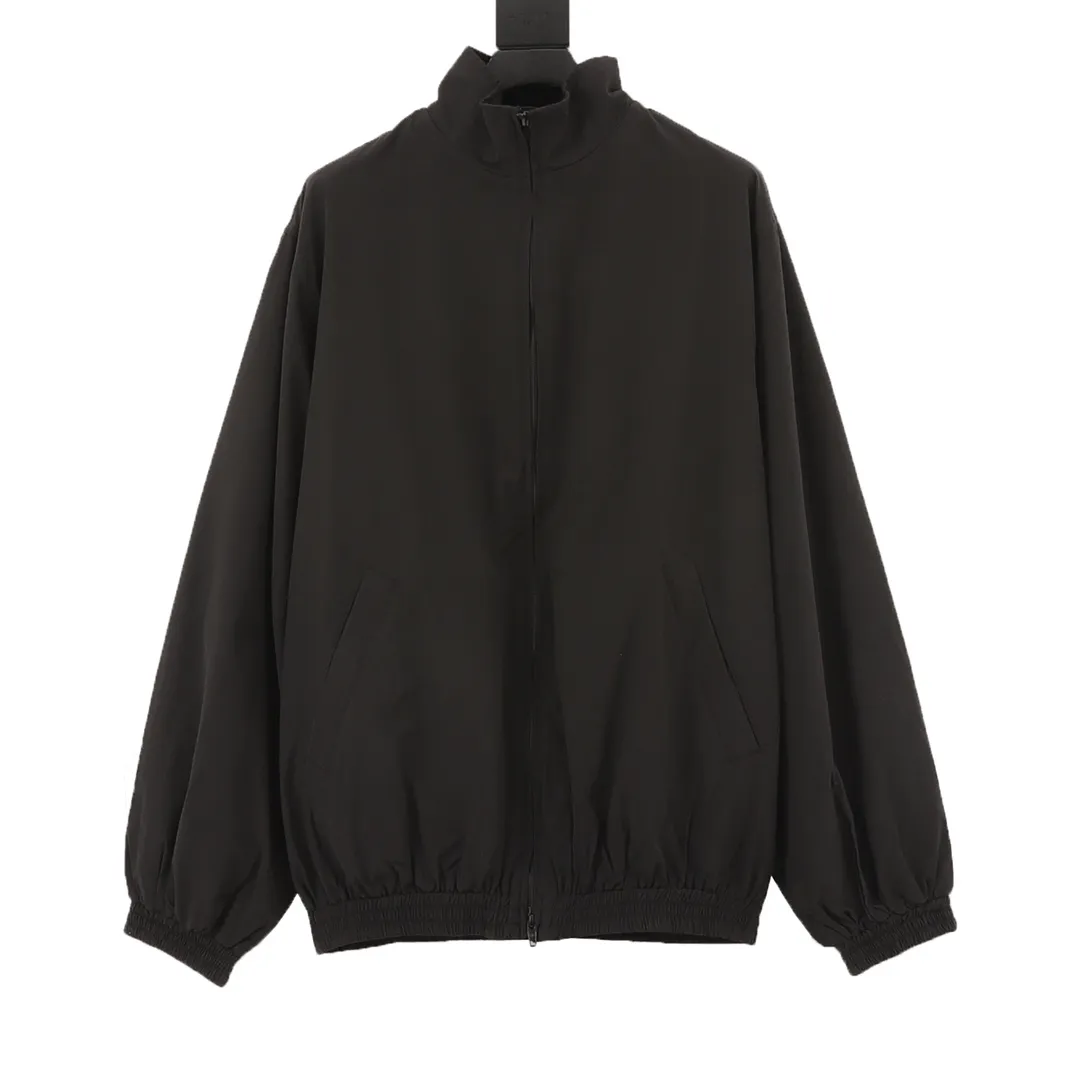 🅿️620 balenciaga/Balenciaga tape printed jacket, light luxury, a must-have item for daily commuting for men and women. Correct version welcome to compare · Made of T800 professional jacket polyester fabric · The entire fabric is pre-treated with a waterproof coating · The interior is made of three-level polyester bird's eye mesh · OS ultra-loose silhouette design · Side zipper pockets Small high stand collar design · Internal zipper hidden pocket design · Elastic waistband design at the hem · Customized molded hardware zippers Double puller design for jackets · Printing adopts Israeli Kornit digital direct printing process · Original main mark, washed tag brand packaging SIZE: S-L