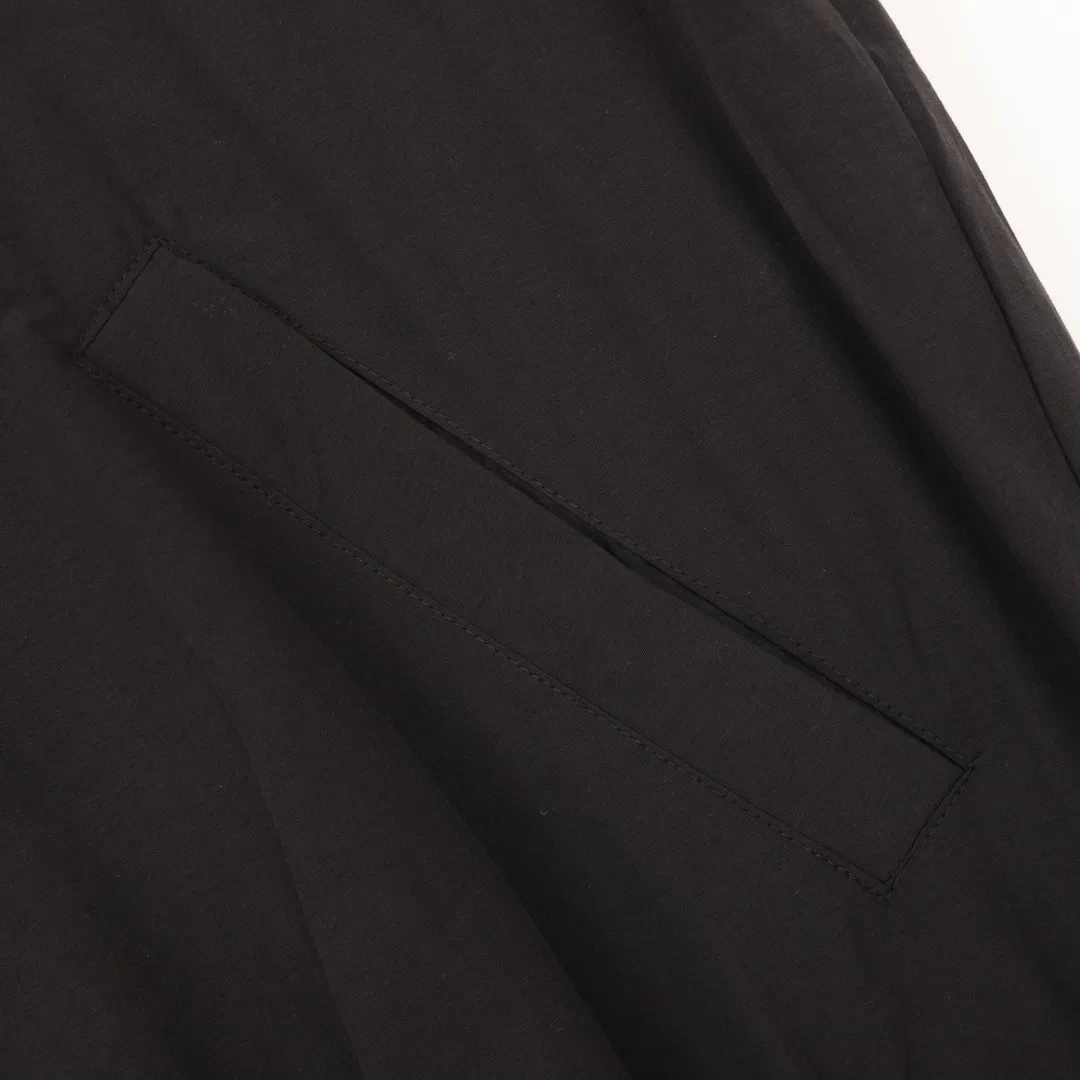 🅿️620 balenciaga/Balenciaga tape printed jacket, light luxury, a must-have item for daily commuting for men and women. Correct version welcome to compare · Made of T800 professional jacket polyester fabric · The entire fabric is pre-treated with a waterproof coating · The interior is made of three-level polyester bird's eye mesh · OS ultra-loose silhouette design · Side zipper pockets Small high stand collar design · Internal zipper hidden pocket design · Elastic waistband design at the hem · Customized molded hardware zippers Double puller design for jackets · Printing adopts Israeli Kornit digital direct printing process · Original main mark, washed tag brand packaging SIZE: S-L