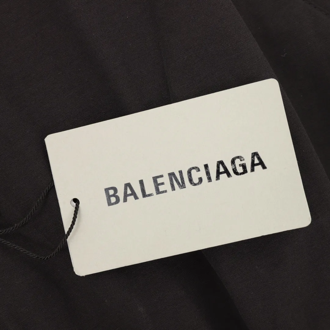 🅿️620 balenciaga/Balenciaga tape printed jacket, light luxury, a must-have item for daily commuting for men and women. Correct version welcome to compare · Made of T800 professional jacket polyester fabric · The entire fabric is pre-treated with a waterproof coating · The interior is made of three-level polyester bird's eye mesh · OS ultra-loose silhouette design · Side zipper pockets Small high stand collar design · Internal zipper hidden pocket design · Elastic waistband design at the hem · Customized molded hardware zippers Double puller design for jackets · Printing adopts Israeli Kornit digital direct printing process · Original main mark, washed tag brand packaging SIZE: S-L