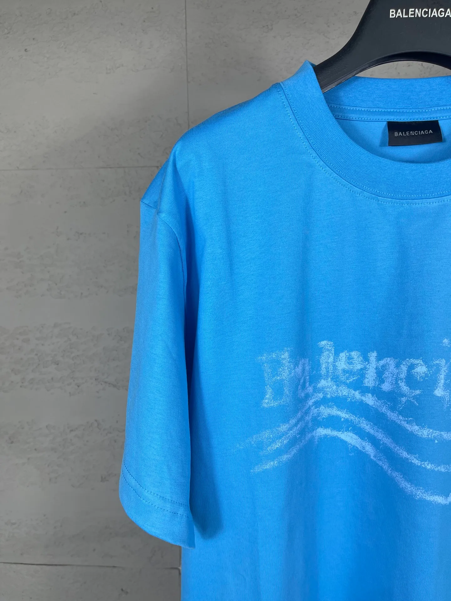 🅿️186 Note: Women’s version, real photos [Top version. Official website quality] BALENCI*GA/Paris #SS25 new style front and back wave print direct-injection printed washed short-sleeved T-shirt. 2025 spring and summer brick cabinet synchronization welcomes comparison. The fabric is made of Paris ZP custom-woven and dyed cotton double yarn, weighing 260 grams. The cloth surface is clean. The cloth pattern is clear, soft and comfortable. The threads are dyed with no color difference. The printing adopts computer direct printing, and the effect is three-dimensional. Restore the brick cabinet, adopt the medium version. Women's version Code: BL253731 Color: Washed black, sky blue Size: XS S M L