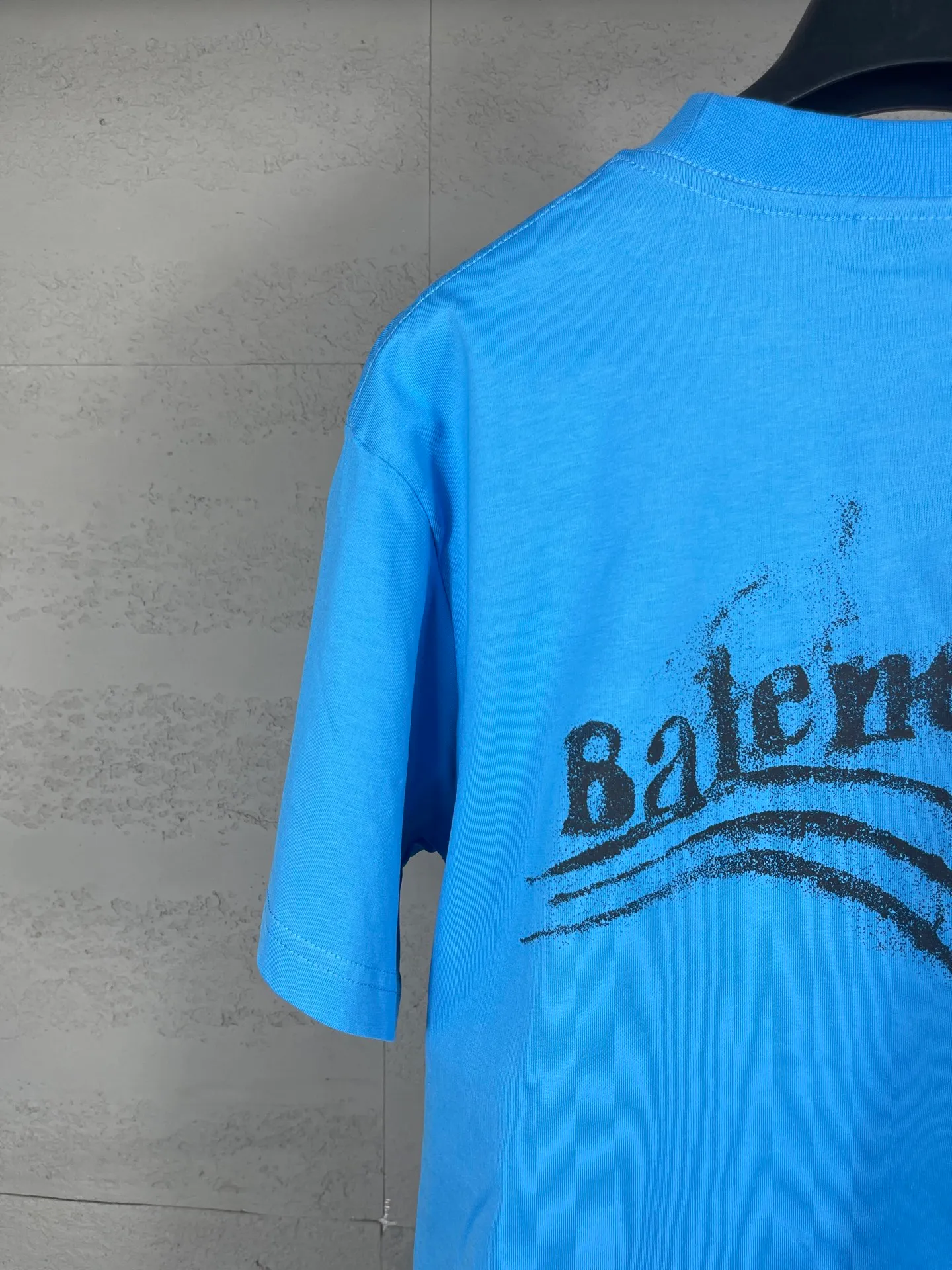 🅿️186 Note: Women’s version, real photos [Top version. Official website quality] BALENCI*GA/Paris #SS25 new style front and back wave print direct-injection printed washed short-sleeved T-shirt. 2025 spring and summer brick cabinet synchronization welcomes comparison. The fabric is made of Paris ZP custom-woven and dyed cotton double yarn, weighing 260 grams. The cloth surface is clean. The cloth pattern is clear, soft and comfortable. The threads are dyed with no color difference. The printing adopts computer direct printing, and the effect is three-dimensional. Restore the brick cabinet, adopt the medium version. Women's version Code: BL253731 Color: Washed black, sky blue Size: XS S M L
