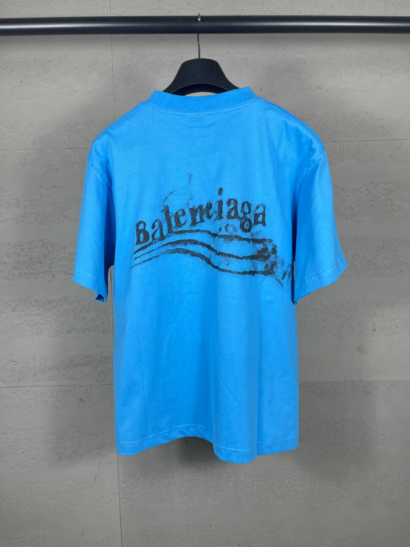 🅿️186 Note: Women’s version, real photos [Top version. Official website quality] BALENCI*GA/Paris #SS25 new style front and back wave print direct-injection printed washed short-sleeved T-shirt. 2025 spring and summer brick cabinet synchronization welcomes comparison. The fabric is made of Paris ZP custom-woven and dyed cotton double yarn, weighing 260 grams. The cloth surface is clean. The cloth pattern is clear, soft and comfortable. The threads are dyed with no color difference. The printing adopts computer direct printing, and the effect is three-dimensional. Restore the brick cabinet, adopt the medium version. Women's version Code: BL253731 Color: Washed black, sky blue Size: XS S M L