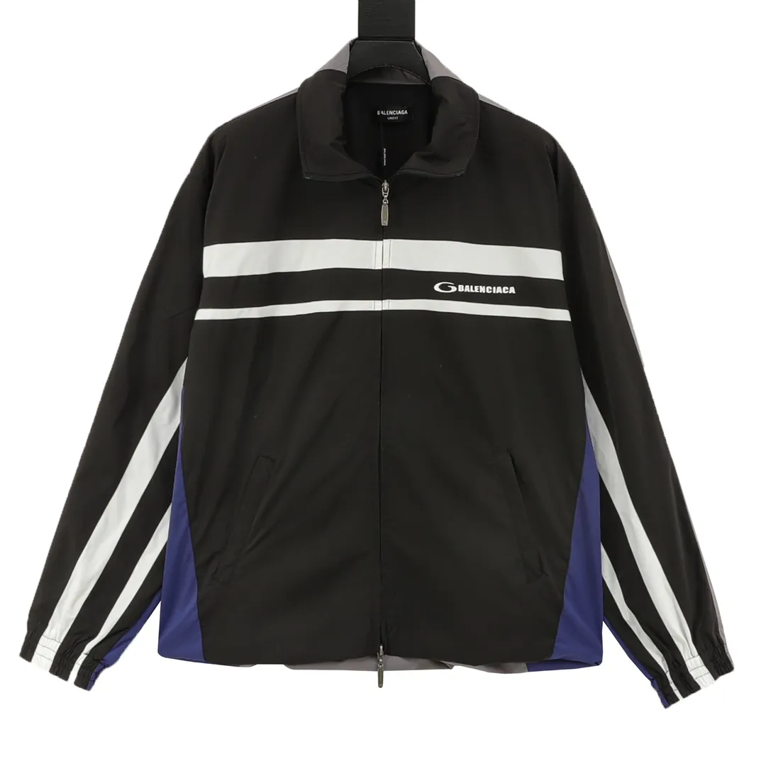 🅿️570 Balenciaga/Balenciaga two-color stitching letter embroidered windbreaker jacket This product uses high-quality PET sliced ​​polyester fiber as the spinning raw material to ensure that it has stable chemical and physical properties. Using a high-speed spinning process, PET slices are made into POY (pre-oriented yarn) or FDY (fully drawn yarn) through melting, filtration, spinneret extrusion and other steps. These filament products have the characteristics of high breaking strength, high elastic modulus, excellent heat setting properties, good resilience properties, heat resistance, light resistance, corrosion resistance, easy washing and quick drying. It adopts the classic washing and distressing process and is carefully polished to present a unique whitening effect, showing the retro charm that has accumulated over time. This process uses specific washing methods to achieve a certain visual and tactile effect on the garments, giving the garments an old and worn feel. Same style for men and women Sizes: XS-L