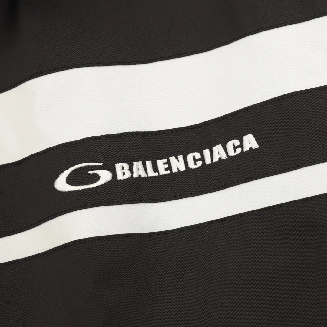 🅿️570 Balenciaga/Balenciaga two-color stitching letter embroidered windbreaker jacket This product uses high-quality PET sliced ​​polyester fiber as the spinning raw material to ensure that it has stable chemical and physical properties. Using a high-speed spinning process, PET slices are made into POY (pre-oriented yarn) or FDY (fully drawn yarn) through melting, filtration, spinneret extrusion and other steps. These filament products have the characteristics of high breaking strength, high elastic modulus, excellent heat setting properties, good resilience properties, heat resistance, light resistance, corrosion resistance, easy washing and quick drying. It adopts the classic washing and distressing process and is carefully polished to present a unique whitening effect, showing the retro charm that has accumulated over time. This process uses specific washing methods to achieve a certain visual and tactile effect on the garments, giving the garments an old and worn feel. Same style for men and women Sizes: XS-L