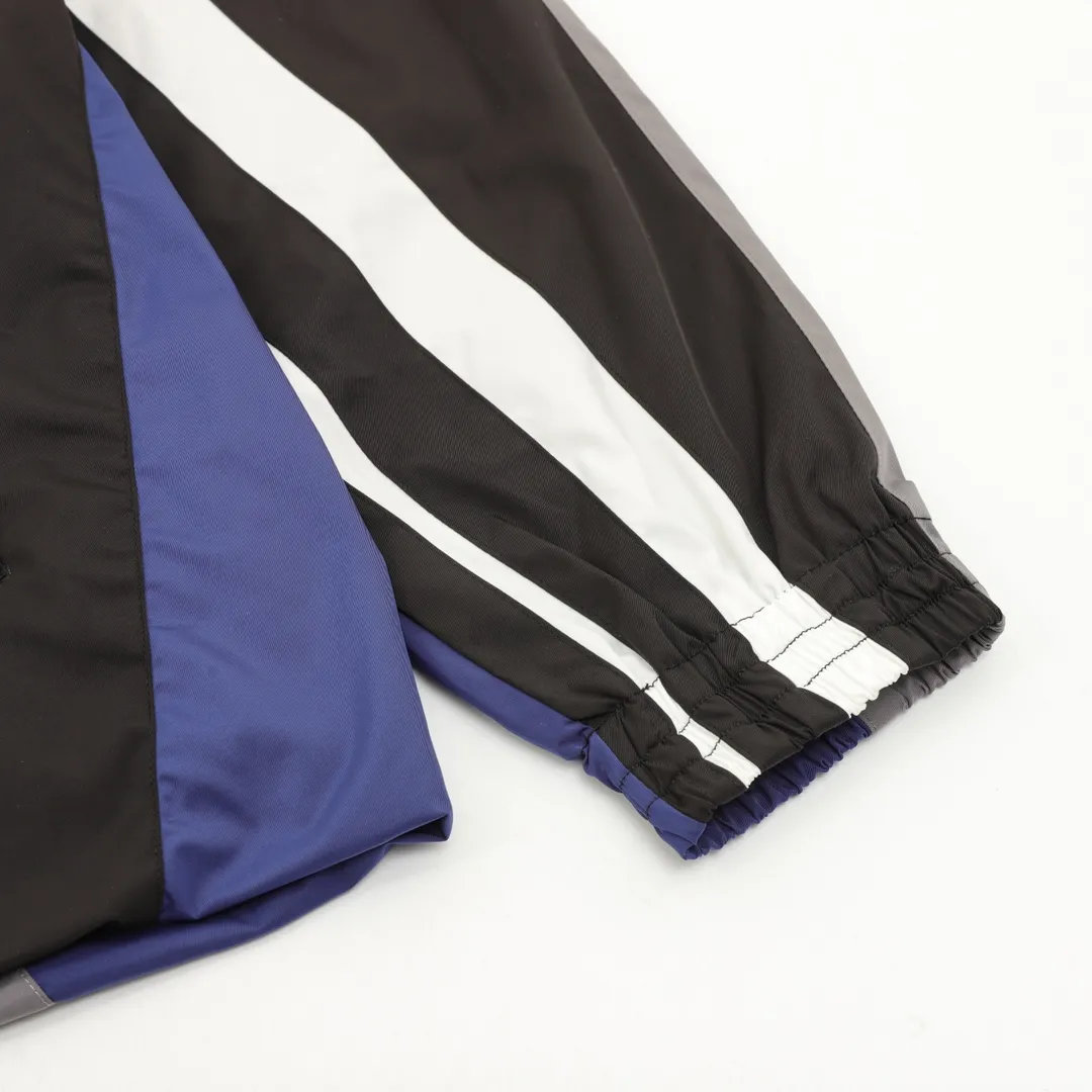🅿️570 Balenciaga/Balenciaga two-color stitching letter embroidered windbreaker jacket This product uses high-quality PET sliced ​​polyester fiber as the spinning raw material to ensure that it has stable chemical and physical properties. Using a high-speed spinning process, PET slices are made into POY (pre-oriented yarn) or FDY (fully drawn yarn) through melting, filtration, spinneret extrusion and other steps. These filament products have the characteristics of high breaking strength, high elastic modulus, excellent heat setting properties, good resilience properties, heat resistance, light resistance, corrosion resistance, easy washing and quick drying. It adopts the classic washing and distressing process and is carefully polished to present a unique whitening effect, showing the retro charm that has accumulated over time. This process uses specific washing methods to achieve a certain visual and tactile effect on the garments, giving the garments an old and worn feel. Same style for men and women Sizes: XS-L