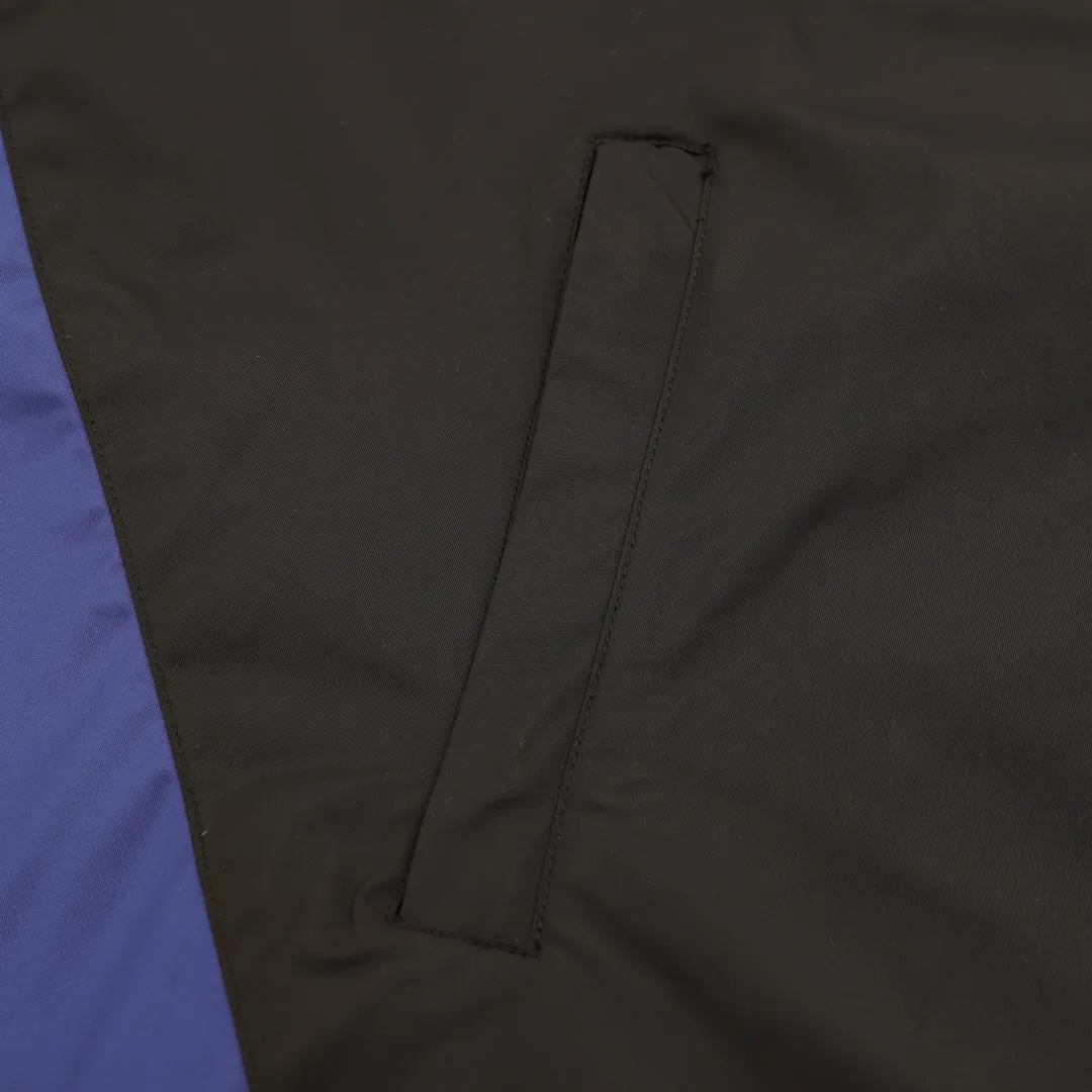 🅿️570 Balenciaga/Balenciaga two-color stitching letter embroidered windbreaker jacket This product uses high-quality PET sliced ​​polyester fiber as the spinning raw material to ensure that it has stable chemical and physical properties. Using a high-speed spinning process, PET slices are made into POY (pre-oriented yarn) or FDY (fully drawn yarn) through melting, filtration, spinneret extrusion and other steps. These filament products have the characteristics of high breaking strength, high elastic modulus, excellent heat setting properties, good resilience properties, heat resistance, light resistance, corrosion resistance, easy washing and quick drying. It adopts the classic washing and distressing process and is carefully polished to present a unique whitening effect, showing the retro charm that has accumulated over time. This process uses specific washing methods to achieve a certain visual and tactile effect on the garments, giving the garments an old and worn feel. Same style for men and women Sizes: XS-L
