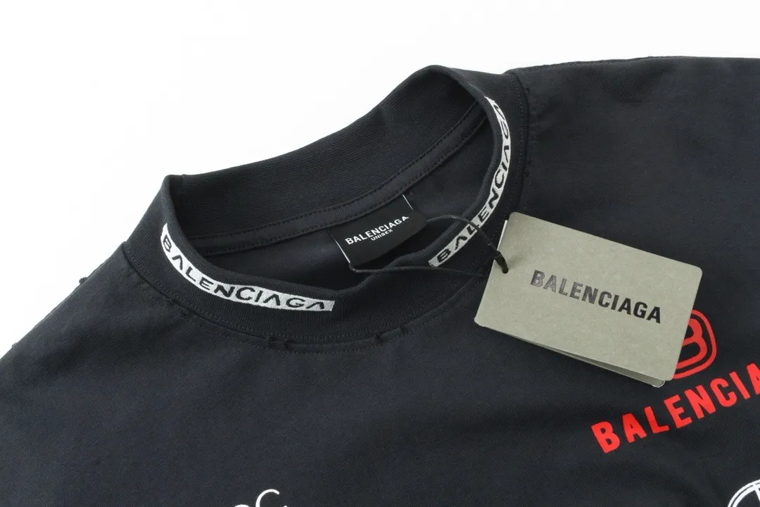 🅿️220 real photos [Top version. Official website quality] BALENCI*GA/Paris BALENCI*GA#2024 latest model, multiple LoGO classic prints, collar embroidery, ready-to-wear worn long-sleeved T-shirts. Brick cabinet synchronization. Genuine products are developed and developed in the first time. Welcome to compare! Notice! ️The authentic product is worn and worn throughout. The fabric is made of Paris ZP custom-woven and dyed 100% cotton with double yarns and compact cotton. The weight is 260 grams. The cloth surface is clean. The cloth pattern is clear. It is soft and comfortable. It has good color fastness and is not easy to change color. The threads are woven and dyed with no color difference. The printing is done by computer direct printing, and the rib embroidery on the front collar has a three-dimensional effect. The garment is distressed and worn, with ultra-high craftsmanship. The version adopts the OS loose shoulder style. Same style for men and women. Coding: BL225011 Color: white, dark gray blue Size: XS S M L