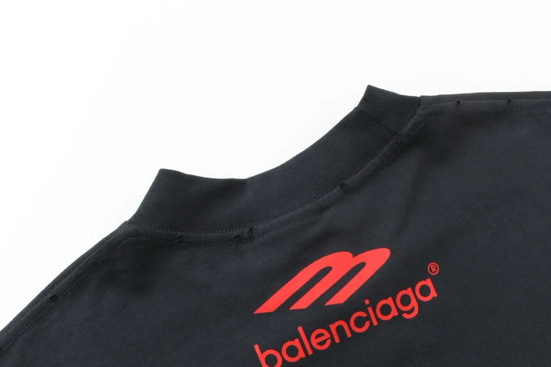 🅿️220 real photos [Top version. Official website quality] BALENCI*GA/Paris BALENCI*GA#2024 latest model, multiple LoGO classic prints, collar embroidery, ready-to-wear worn long-sleeved T-shirts. Brick cabinet synchronization. Genuine products are developed and developed in the first time. Welcome to compare! Notice! ️The authentic product is worn and worn throughout. The fabric is made of Paris ZP custom-woven and dyed 100% cotton with double yarns and compact cotton. The weight is 260 grams. The cloth surface is clean. The cloth pattern is clear. It is soft and comfortable. It has good color fastness and is not easy to change color. The threads are woven and dyed with no color difference. The printing is done by computer direct printing, and the rib embroidery on the front collar has a three-dimensional effect. The garment is distressed and worn, with ultra-high craftsmanship. The version adopts the OS loose shoulder style. Same style for men and women. Coding: BL225011 Color: white, dark gray blue Size: XS S M L