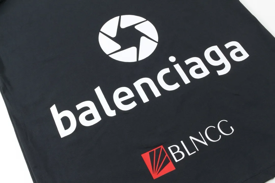 🅿️220 real photos [Top version. Official website quality] BALENCI*GA/Paris BALENCI*GA#2024 latest model, multiple LoGO classic prints, collar embroidery, ready-to-wear worn long-sleeved T-shirts. Brick cabinet synchronization. Genuine products are developed and developed in the first time. Welcome to compare! Notice! ️The authentic product is worn and worn throughout. The fabric is made of Paris ZP custom-woven and dyed 100% cotton with double yarns and compact cotton. The weight is 260 grams. The cloth surface is clean. The cloth pattern is clear. It is soft and comfortable. It has good color fastness and is not easy to change color. The threads are woven and dyed with no color difference. The printing is done by computer direct printing, and the rib embroidery on the front collar has a three-dimensional effect. The garment is distressed and worn, with ultra-high craftsmanship. The version adopts the OS loose shoulder style. Same style for men and women. Coding: BL225011 Color: white, dark gray blue Size: XS S M L