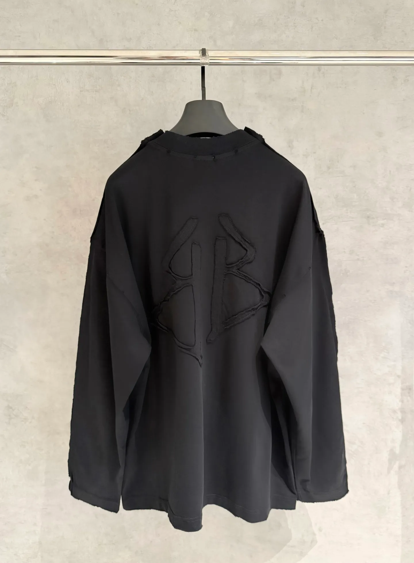 🅿️350 [Strict quality control] BAL Balenciaga's new appliqué embroidered long-sleeved sweatshirt T-shirt. Heavy 340g double yarn fabric. Wash the whole garment twice. Frayed and torn on all four sides. Heavy fabric. The neckline is made of icy Solona. Loose fit. Deep, wide and stylish. No deformation or shrinkage. Color: 3 colors, black, white and gray. Size: M-2xl