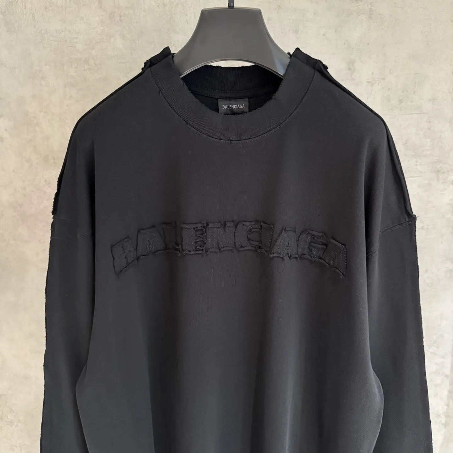 🅿️350 [Strict quality control] BAL Balenciaga's new appliqué embroidered long-sleeved sweatshirt T-shirt. Heavy 340g double yarn fabric. Wash the whole garment twice. Frayed and torn on all four sides. Heavy fabric. The neckline is made of icy Solona. Loose fit. Deep, wide and stylish. No deformation or shrinkage. Color: 3 colors, black, white and gray. Size: M-2xl